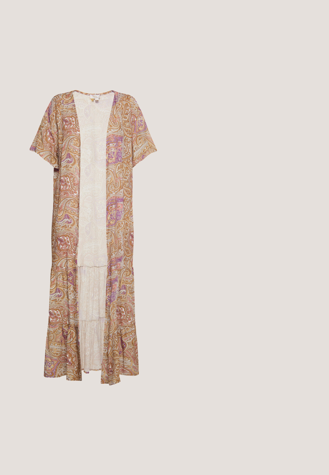Kimono largo y ligero en marrón claro con un estampado de enredaderas en rosa y púrpura. Presenta mangas cortas y un dobladillo en capas.; Top de crochet sin mangas en color crema con patrones florales y detalles de flecos largos a lo largo del bajo.; Falda maxi de mezclilla azul con pliegue invertido frontal, pasadores para cinturón, cierre de botón y cremallera, y detalles de lavado desgastado.; Botín de ante marrón hasta el tobillo con punta afilada, costuras decorativas y tacón apilado. Presenta una lengüeta lateral para un fácil uso.; Bolso de hombro de cuero marrón con patrón tejido y cierre con cremallera en la parte superior, mostrado sobre un fondo blanco.; Collar en tono dorado con dos cadenas: una con un colgante circular, y la otra adornada con pequeñas cuentas multicolores y acentos dorados.