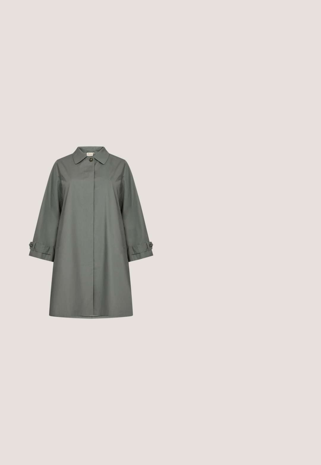 Lettet grå trenchcoat med knaplukning, spidse krave og oprullede ærmer. Har glat stof og sidelommer.; Rød cardigan med lange ærmer, V-hals og sølvknapper fortil. Fremstillet af letvægtsstof med en glat tekstur.; Hvid T-shirt med korte ærmer og sorte vandrette striber, rød rund halsudskæring og rød tekst "Positive vibes" tværs over brystet.; Mørkeblå denim korte jeans med forlommer, knaplukning og optrukne kanter.; Røde ruskinds sneakers med en beige gummisål, der har lyserøde detaljer og snørelukning. Sidebranding med perforeringer for ventilation.; Rød læder skuldertaske med en buet form, glat tekstur og en kontrasterende indvendig foret. Har et langt strop til crossbody bæring.