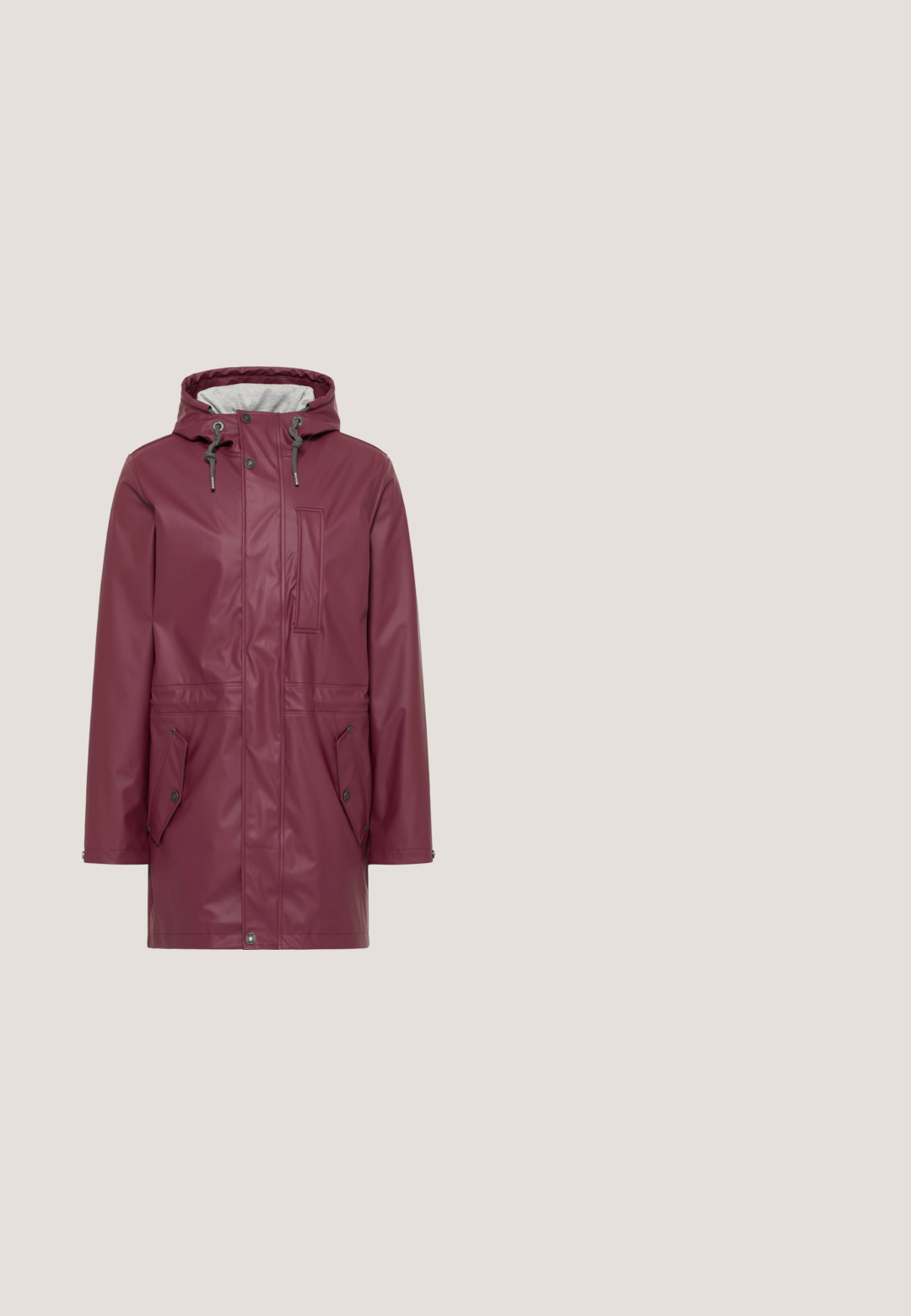 Imperméable maroon avec capuche, doté d'une doublure grise, de boutons-pression, de cordons ajustables et de poches avant avec rabats.; Sweatshirt zippé rouge avec col montant, poignets et ourlet côtelés. Texture tricotée, avec un petit accent en cuir près de la fermeture éclair.; T-shirt à manches courtes en bordeaux et noir rouge, présentant une section supérieure unie et une section inférieure rayée, avec un détail de poche sur la poitrine.; Jean noir slim fit avec poches avant et arrière, passants de ceinture et fermeture par bouton, présenté sur fond blanc.; Chaussure de sport bordeaux et noire avec semelle blanche en foamtech, lacets noirs et marquage R-TEX, présentée de profil sur fond blanc.; Sac à dos en cuir marron avec deux poches avant, une zippée et une à rabat, avec une étiquette « THE BRIDGE » sur la poche supérieure.