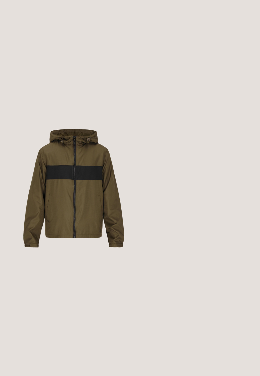 Chaqueta de color verde oliva con cremallera y franjas horizontales negras, capucha ajustable y bolsillos laterales, fabricada con un material suave y ligero.; Sudadera de algodón gris con un bolsillo frontal tipo canguro, puños y dobladillo acanalados, y capucha con cordón. Textura suave, diseño casual.; Camiseta de color verde oliva, de mangas cortas, con cuello redondo, fabricada en material de algodón, presenta un diseño liso sin patrones ni acentos.; Pantalones cargo en verde oliva, que cuentan con una cintura elástica con cordón, múltiples bolsillos laterales y un corte holgado con detalles plisados.; Zapatillas Nike Air Force 1 de cuero verde oscuro con una mediasuela crema, que presentan un prominente swoosh blanco y acentos texturizados.; Riñonera verde oliva fabricada con material duradero, con un cierre negro, una franja reflectante de color azul claro y un enganche lateral para llaves.