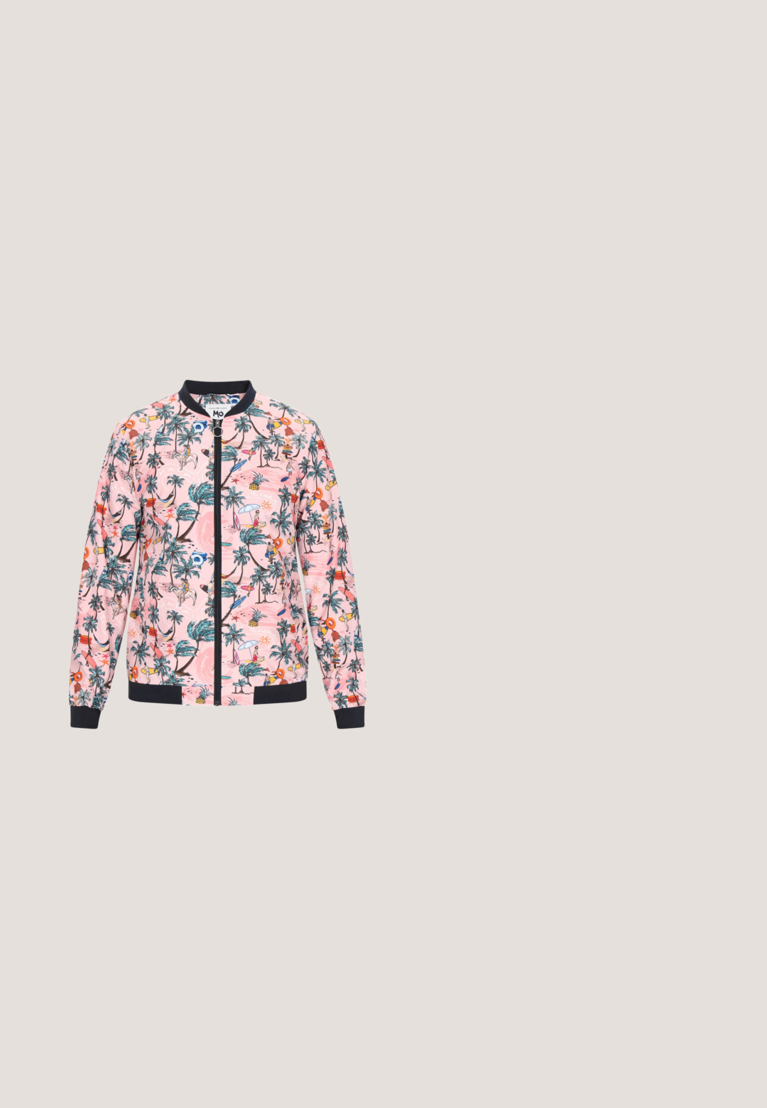 Rosa Bomberjacke mit tropischem Druck, der Palmen, Schwimmer und Strandelemente zeigt. Mit einem dunklen gerippten Kragen und Bündchen.; Helles rosa Kurzarm-T-Shirt aus weichem Stoff. Mit einer dunklen gedruckten Illustration eines Getränks und dem Wort "HAVANA". Runder Halsausschnitt.; Hellrosa Shorts aus geripptem Stoff, mit elastischem Bund und Kordelzug, in lässiger Passform. Keine sichtbaren Taschen.; Hellrosa Wildlederschuh mit runder Spitze, Schnürdesign und cremefarbenem Akzentetikett. Verfügt über eine beige Gummisohle für zusätzlichen Halt.; Beige- und marineblau gestreifte Tragetasche mit zwei Griffen, Reißverschluss und gebrandetem Etikett vorne und am Griff.; Breil PRIAM - Armband - red