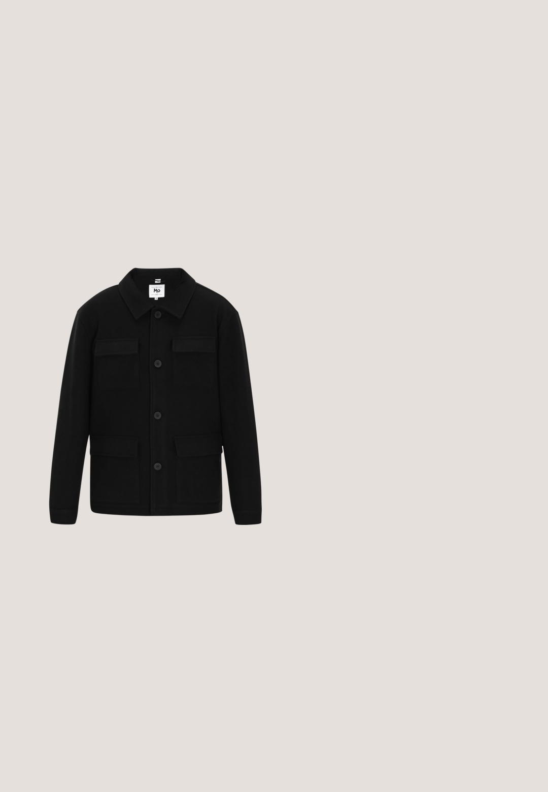 Schwarze Jacke aus weichem Stoff, mit klassischem Kragen, Knopfverschluss, zwei vorderen Taschen und gerader Schnittführung.; Schwarzer Rundhals-Pullover aus weichem Strickmaterial. Lange Ärmel, gerippte Bündchen und Saum mit glatter Textur und minimalistischem Design.; Schwarzes T-Shirt aus Baumwolle, mit Rundhalsausschnitt, kurzen Ärmeln und lockerer Passform. Einfaches Design ohne Muster oder Verzierungen.; Matinique MACHINO PLEAT 73 - Stoffhose - black; Schwarze Leder-Stiefel mit rundem Zehenbereich, sechs Ösen und robuster Gummisohle mit markantem Profil. Markenzeichen im Zehenbereich.; Schwarze Leder-D toiletry Tasche mit rechteckiger Form, strukturiertem Oberflächen, einem Reißverschluss oben und einem seitlichen Griff für einfaches Tragen.