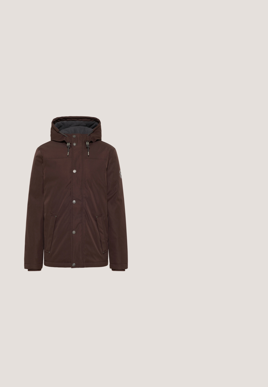Bruine, gevoerde jas gemaakt van een duurzaam materiaal. Voorzien van drukknoopjes, twee voorzakken en een zachte grijze binnenvoering.; Donkerbruin zip-up sweatshirt met een hoge kraag, twee zijzakken en geribbelde manchetten en onderrand, gemaakt van een zachte, gestructureerde stof.; Effen bruine T-shirt met korte mouwen en een ronde hals, met een klein rond logo op de linkerbuste en een kledinglabel binnen in de kraag.; Donkerbruine slim-fit broek met riemlussen, voorknop en ritssluiting, afgebeeld tegen een witte achtergrond.; Bruine leren enkelboots met een ronde neus, zes metalen oogjes, contrasterende stiksels en een robuuste rubberen zool met grippatronen.; Zwarte messengertas met voorvak met rits, klepafsluiting en verstelbare bruine schouderriem, gemaakt van leer en stof.