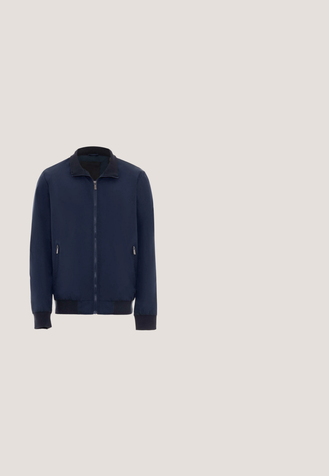 Marine bomberjakke lavet af let materiale, med en frontlynlås, to sidelommer og ribbede manchetter og kant.; Grå polo shirt med et tekstureret stof, der har en tre-knaps placket, lyseblå og orange kraveaccenter samt et lille logo på brystet.; Blå denimjeans med skrå ben, forlommer, knaplukning og diskret falmning på lårene, lagt fladt på hvid baggrund.; Sorte læder Chelsea-boots med tekstureret finish, elastiske sidepaneler og løftestropper. Holdbar sål og slank spids tådesign.; Mørkeblå rektangulære solbriller med grå glas, der har røde detaljer og en lille mærket logo på brillestængerne.; Mørkebrunt læder messenger taske med top håndtag og en aftagelig skulderrem. Den har en frontlynlåslomme og en diskret logo detalje.