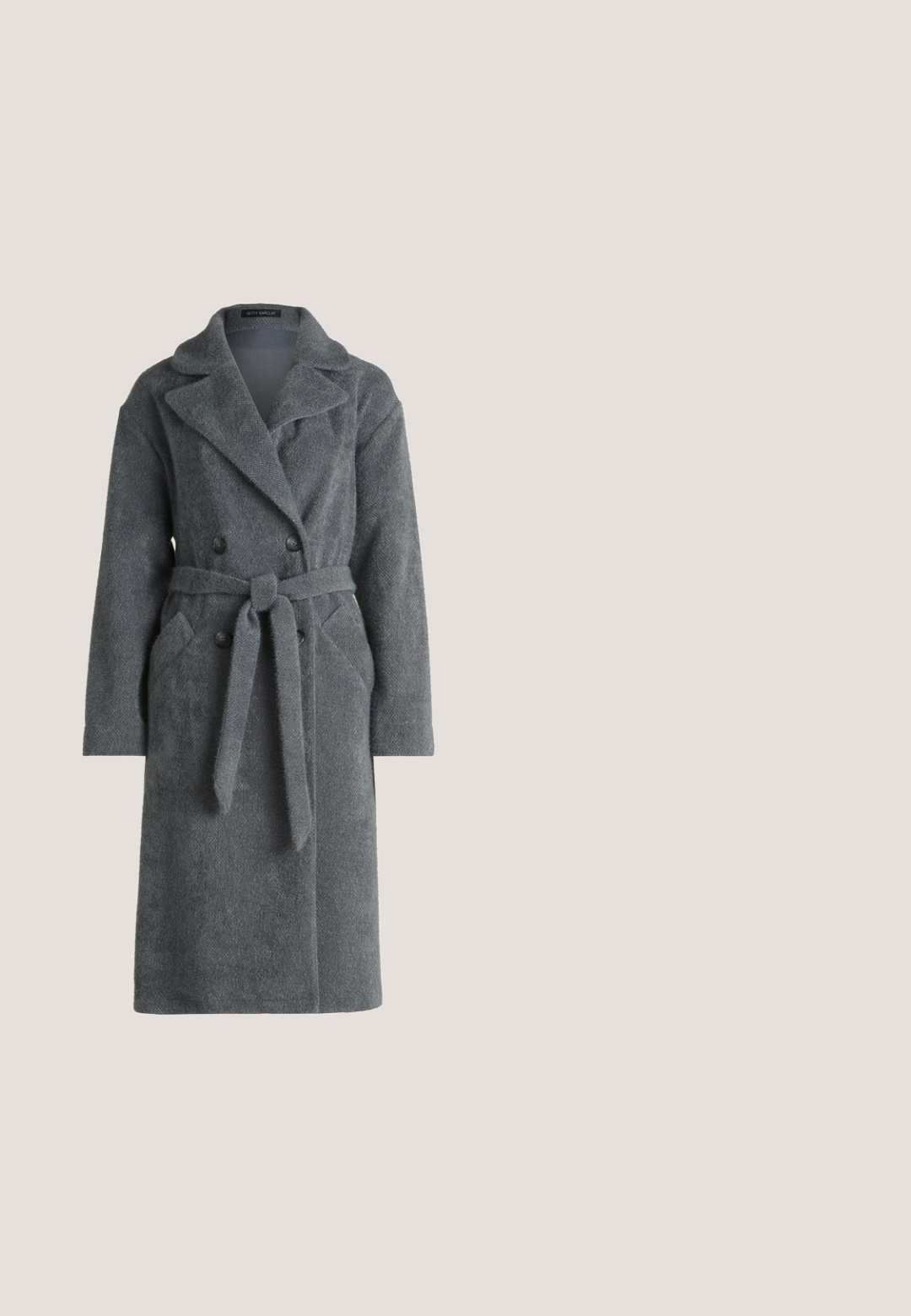 Manteau en laine grise avec un design croisé, de larges revers, une ceinture assortie et des poches latérales. Texture douce, coupe longueur genoux.; Robe noire à manches longues avec décolleté en V, corsage cintré, jupe évasée en A et fermeture éclair au dos. Fabriquée en tissu lisse et léger.; Escarpin en cuir noir avec bout arrondi et une décoration à boucle-strap. Doté d’un petit talon bloc et d'une texture lisse. Design simple et classique.; Lunettes de soleil noires carrées avec des verres dégradés. Accents dorés sur les branches et monture en plastique. Texture lisse, design moderne.; Sac bandoulière en daim noir avec fermeture éclair et une fine sangle réglable sur un fond blanc uni.; Boucles d'oreilles dorées avec un design en cursive "mama", embellies de petits cristaux transparents. Texture lisse et forme solide.