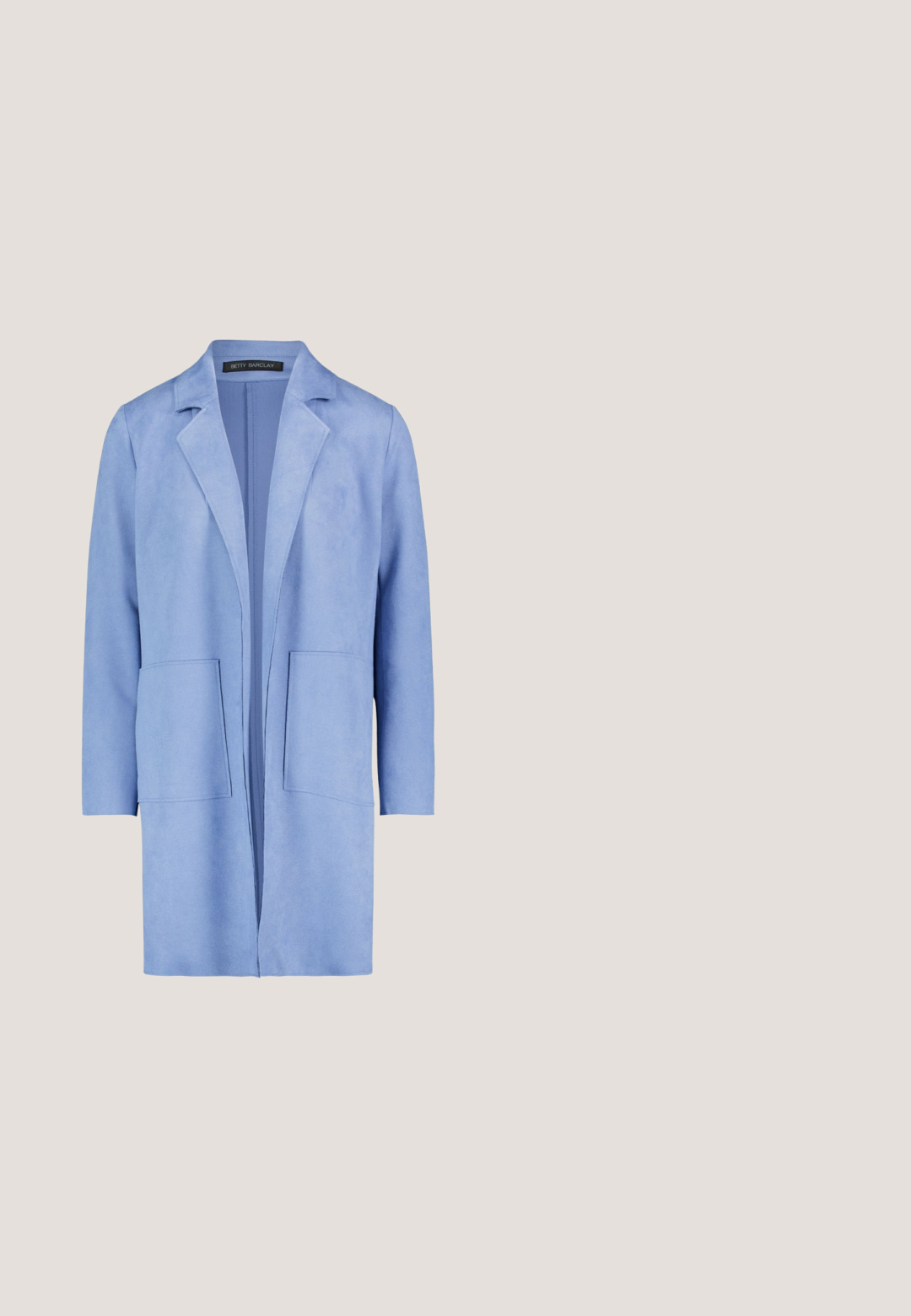 Hellblauer langer Mantel mit offenem Vorderteil, abgestepptem Revers, zwei aufgesetzten Taschen vorne und langen Ärmeln, auf weißem Hintergrund.; Hellblauer, kurzärmeliger Jumpsuit mit weitem Bein, rundem Ausschnitt und einem Bindegürtel mit rundem Metallschnallenverschluss an der Taille.; Himmelblauer Suede Slingback-Absatzschuh, spitze Zehenform, verstellbarer Knöchelriemen mit metallischer Schnalle, natürliche beige Innensohle und niedriger Absatz.; Quadratische, übergroße Sonnenbrille mit braunen Rahmen, hellblauen Bügeln und verlaufenden, braun getönten Gläsern vor weißem Hintergrund.; Hellblaue Lederhandtasche mit silberner Schnalle, abnehmbarem Riemen und Reißverschluss, im Winkel vor weißem Hintergrund gezeigt.; Ohrstecker in Goldoptik mit glatten, unregelmäßigen Formen, die durchscheinende blaue Anhänger in Tropfenform halten.