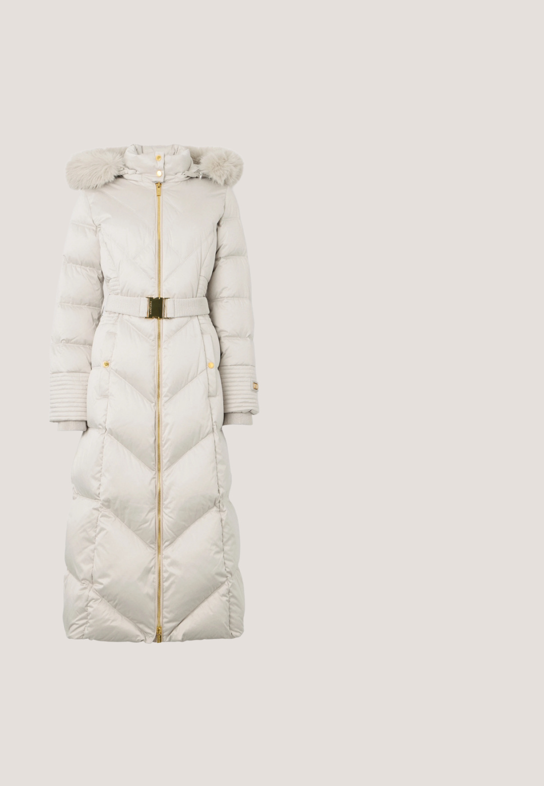 Manteau coupe-vent beige long avec capuche bordée de fourrure, fermeture éclair dorée, détails de boutons, ceinture assortie avec boucle dorée et design matelassé.; Robe en tricot bleu marine avec un col haut, un devant zippé à mi-hauteur et des panneaux de manches texturés blancs. Manches longues avec des poignets bleu marine.; Botte en cuir noire montant jusqu'au genou, avec une finition texturée, un bout rond et un petit talon bloc. Présente le logo DKNY embossé sur l'arrière de la tige.; Lunettes de soleil œil de chat noires avec verres à dégradé foncé et logo Michael Kors en or sur les branches, présentées sur un fond blanc.; Sac fourre-tout blanc Guess avec un motif de découpes en diamants et une pochette assortie zippée, tous deux ornés d'un logo doré et des poignées sur le sac fourre-tout.; Boucles d'oreilles créoles en métal doré avec une bordure en cristal clair et une surface intérieure lisse. Design simple et finition polie.