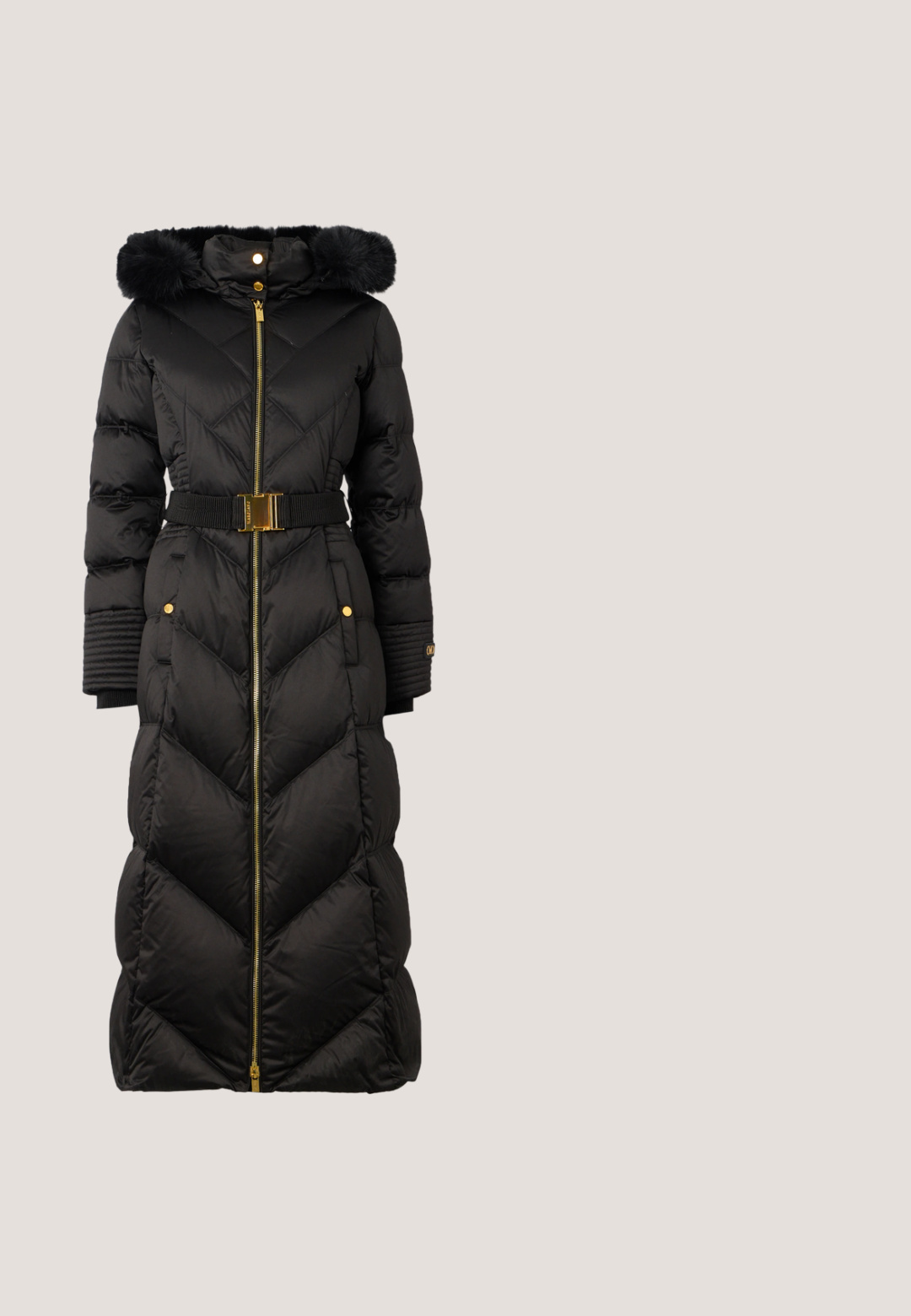 Lang, sort quiltet vinterfrakke med gyldent lynlås og knapper, bæltet talje, ribbede ærmer og hætte kantet med sort pels.; Sort kortærmet crop top med asymmetrisk halsudskæring og en lille dekorativ spænde detalje på højre skulder.; Sort A-line nederdel med en glat tekstur, udstyret med en talje og en plisseret design for fri bevægelse. Ingen synlige detaljer eller mønstre.; Sort læderhøjhælet sandal med åben tå, sideskæringer, ankrem, gyldent spænde og lille rund vedhæng på en lys baggrund.; Beige lædertaske med to lange håndtag, rektangulær form, præget logo og en dekorativ lyseblå blomstercharms fastgjort.; Guldøreringe formet som sommerfugle med pink emalje, indfattede perler, klare krystaller og en hængende dråbeformet pink ædelsten.