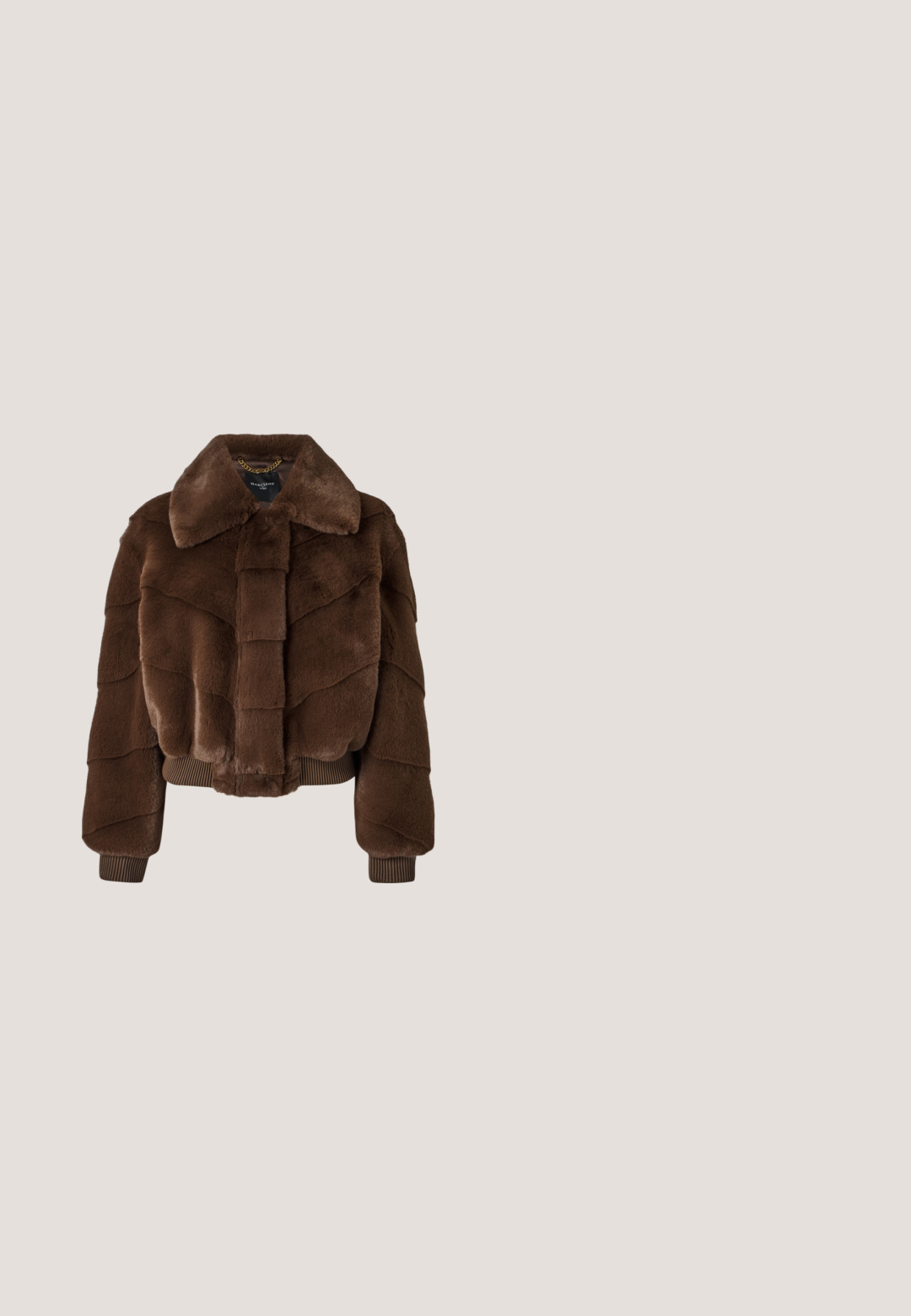 Chaqueta corta de piel sintética marrón con un amplio cuello, paneles texturizados y puños acanalados. Presenta un cierre en la parte delantera y un detalle de cadena interior.; Blusa corta de manga corta de color marrón oscuro brillante con escote redondo y corte holgado, exhibida extendida sobre un fondo blanco.; AERON ZIMA PANTS - Pantalón de cuero - black; BOSS MIAH - Tacones - black; Bolso de hombro de cuero negro tejido con una sola correa y pequeño logo dorado "BOSS" en el centro frontal.; Pulsera de pulsera de metal que presenta bandas entrelazadas de plata y oro con un acabado suave y pulido. Detalle de nudo notable en el centro.