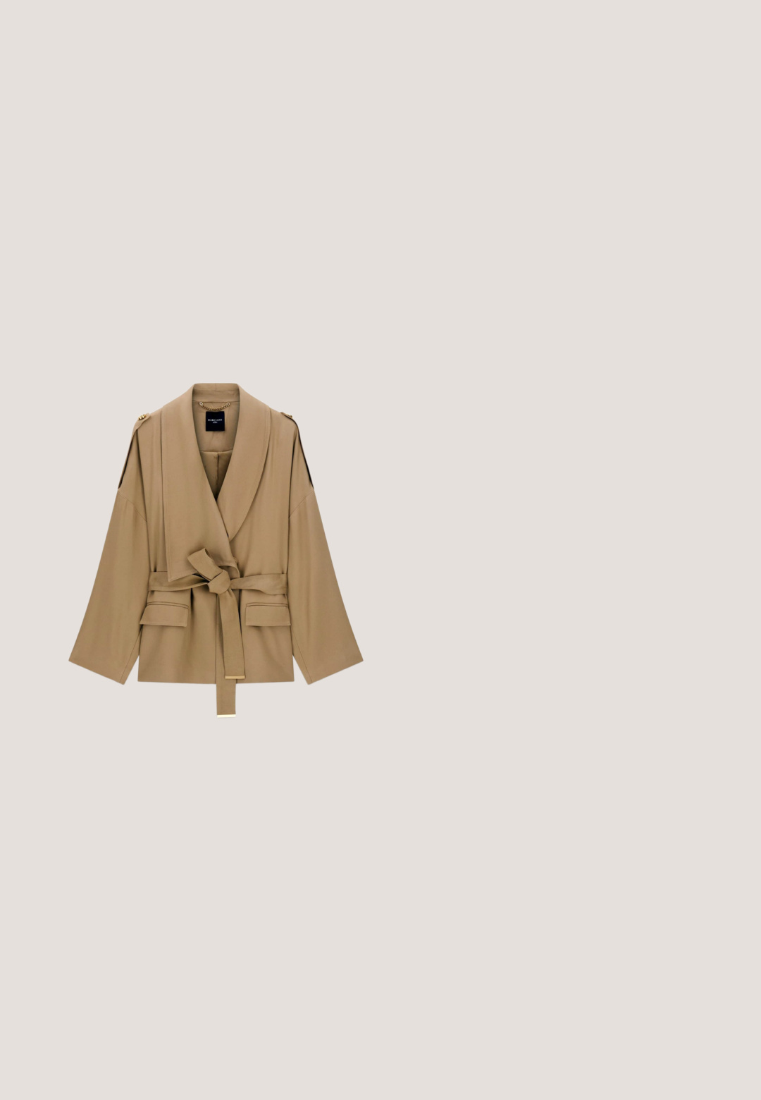 Veste taupe ceinturée avec larges revers, manches longues, épaulettes et deux poches à rabat à l'avant.; Chemise à manches longues boutonnée avec motif animalier beige, noir et blanc, col à revers et ourlet droit.; Jean skinny bleu clair en denim, avec un design classique à cinq poches, un délavage subtil et une taille standard avec fermeture éclair.; Escarpin slingback en cuir rose avec talon bloc, bout pointu, bride cheville avec boucle dorée et petit pendentif suspendu.; Sac à main en cuir blanc à la forme incurvée, équipée d'une quincaillerie dorée, d'un logo central en relief et d'une bandoulière amovible ornée de maillons en chaîne.; Bracelet en or avec une chaîne délicate, charme rond avec bord en cristal et étiquette gravée "GUESS". Design élégant avec finition polie.