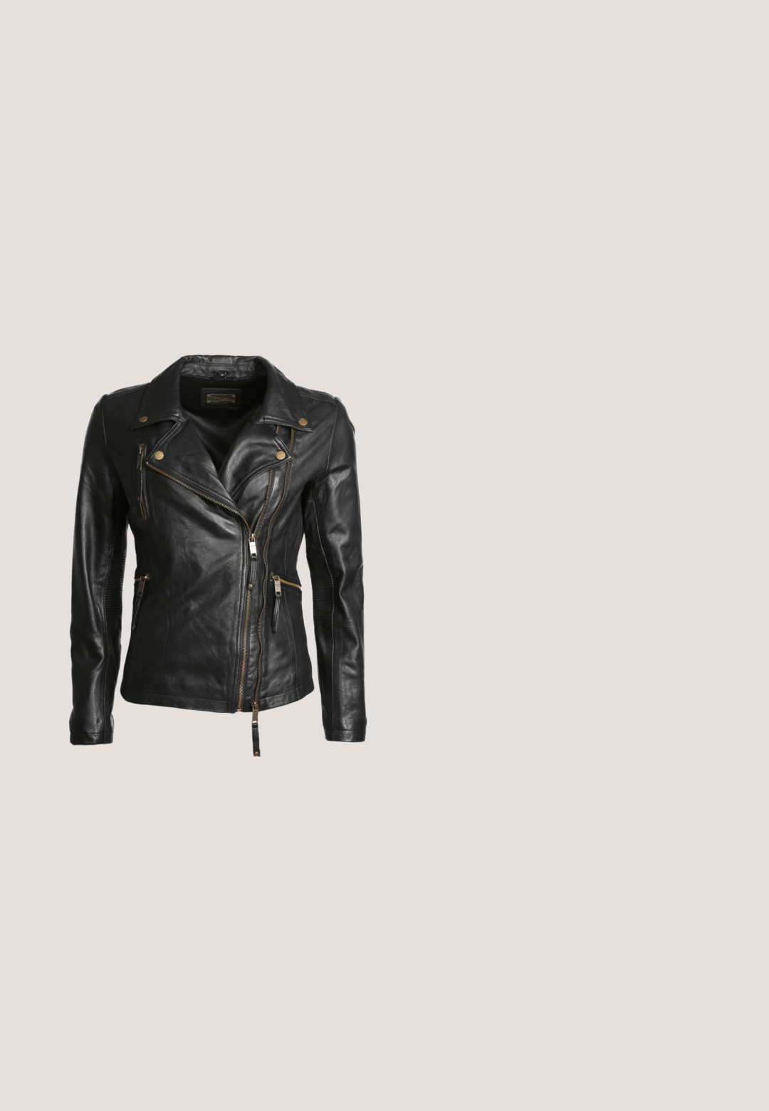 Zwarte leren motorjack met een ritssluiting aan de voorkant, meerdere ritszakken en accenten van goudkleurig beslag. Glad materiaal en getailleerde pasvorm.; Zwart T-shirt met korte mouwen en ronde hals in maat XS met "Urban Classics" label aan de binnenkant van de kraag.; Rode geruite skinny jeans met een aansluitend ontwerp, voorzien van gele en zwarte lijnen, een knoopsluiting en standaard voorkeurluizen.; Persoon die lichte blauwe spijkerbroek en zwarte stevige veterschoenen draagt, staande op een betonnen vloer dicht bij een muur.; Zilveren ketting met dikke schakels, een rechthoekig label met "KANI" in het zwart. Inclusief een veilige sluiting en extra ketting voor maatregeling.; Zwarte leren riem opgerold met een zilveren rechthoekige gesp en gelijkmatig verdeelde zilveren studs langs de lengte op een witte achtergrond.