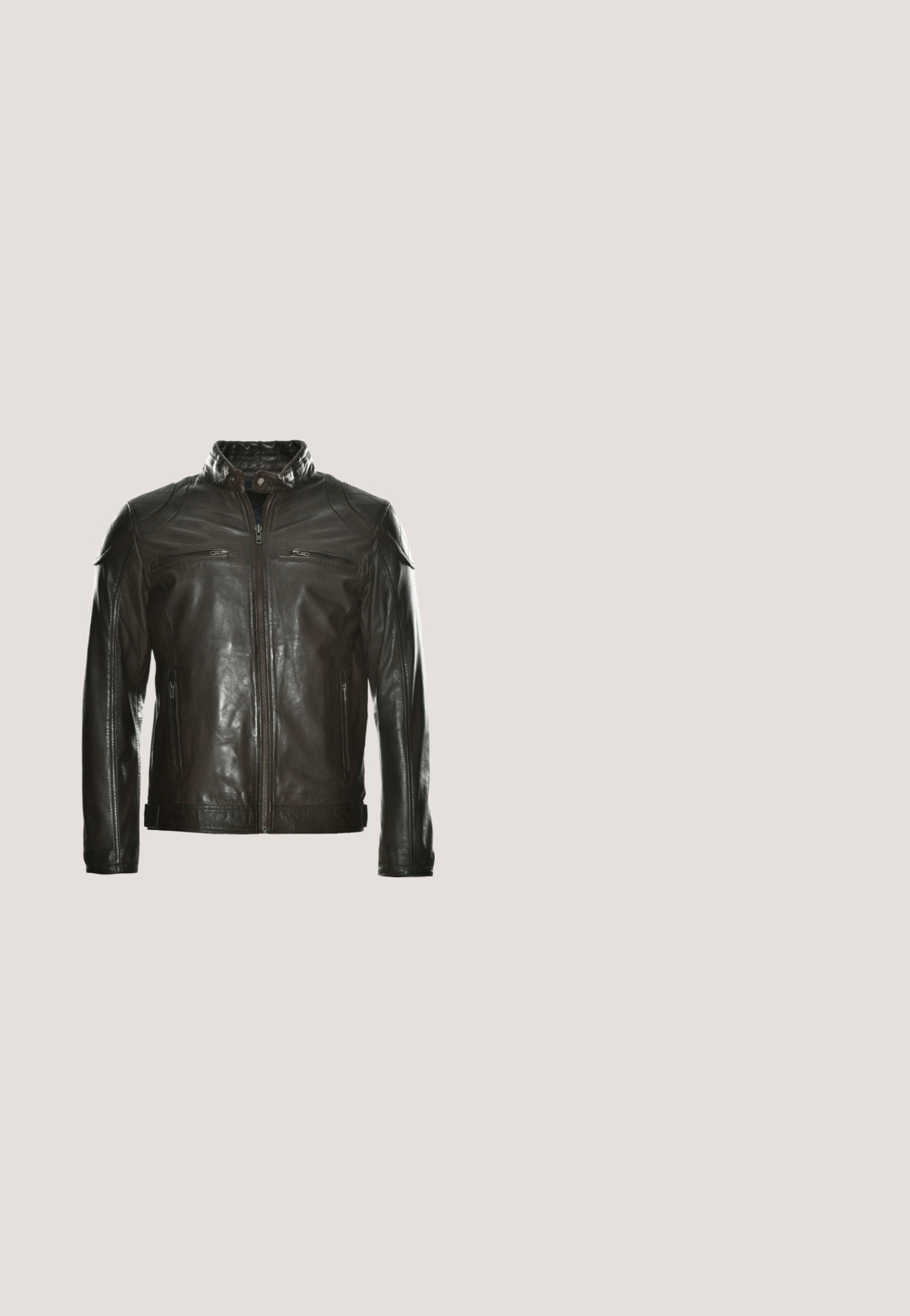 JCC Læderjakker - dark brown; Mørkebrun t-shirt med korte ærmer og rund hals med almindelig pasform, vist fladt på en hvid baggrund.; Mørke lædershorts med et vævet mønster, prydet med indviklet broderi, sidelommer og en dekorativ bæltesspænde med dyremotiver.; Sort gummistøvle med rund tå, en spænderem ved den øverste side og en struktureret sål til godt tænksom greb.; Sorte solbriller med runde linser, en glat overflade og karakteristiske katteøje-inspirerede kanter. Metalliske detaljer ved linse-rimen.; Flettet læderarmbånd i en dyb mauve farve med en sølvmetal lukning, der har en glat finish og indgraveret branding.