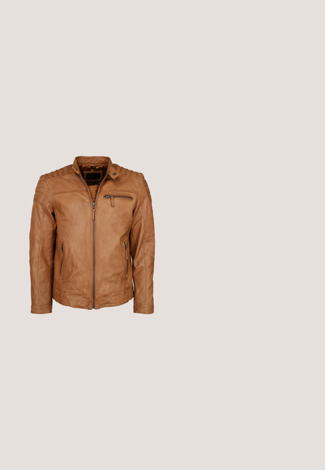 Braune Lederjacke mit einem Druckknopfkragen und gesteppten Schultern. Verfügt über einen vorderen Reißverschluss und mehrere Reißverschlusstaschen.; Grauer Strickpullover mit hohem Kragen und einem Halbzipper. Mit langen Ärmeln sowie gerippten Bündchen und Saum. Glatte Textur, minimalistisches Design.; Schlichtes beige T-Shirt mit kurzen Ärmeln und Rundhalsausschnitt aus dezent texturiertem Stoff, auf weißem Hintergrund dargestellt.; Denim-Shorts in Mittelblau mit fransigen Details, umgeschlagenen Säumen, fünf Taschen und einem Metallknopfverschluss. Normale Passform.; Braune Leder-Ankle Boots mit elastischen Seitenpaneelen und einer Zuglasche, ausgestattet mit einer strapazierfähigen Sohle und natürlichem Finish.; Mattschwarze, rechteckige Sonnenbrille mit dünnen Metallbügeln und grün getönten Gläsern, die auf einer weißen Oberfläche liegt.
