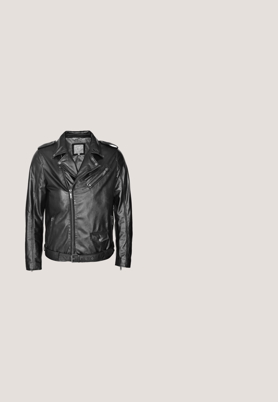 Zwarte leren motorjack met een brede kraag, asymmetrische ritssluiting, meerdere ritszakken en een ceintuur in de taille.; Zwart T-shirt met korte mouwen, opgerolde manchetten en een asymmetrische, puntige zoom aan de voorkant.; Zwarte cargobroek van duurzaam materiaal. Beschikt over meerdere zijzakken, een relaxte pasvorm en gestikte details. Klassiek ontwerp, geschikt voor verschillende toepassingen.; Zwarte platformlaars met zilveren studs, kettingdetails en een witte schedeldecoratie op het voorpaneel.; Zilveren kettingarmband met een ontwerp van dikke schakels, voorzien van een langwerpige ovale sluiting en een kleine paarse accentsteen.; Zwart leren harnas met verstelbare riemen, voorzien van zilveren metalen ringen en studs. Het ontwerp omvat een centrale ring en een gespsluiting.