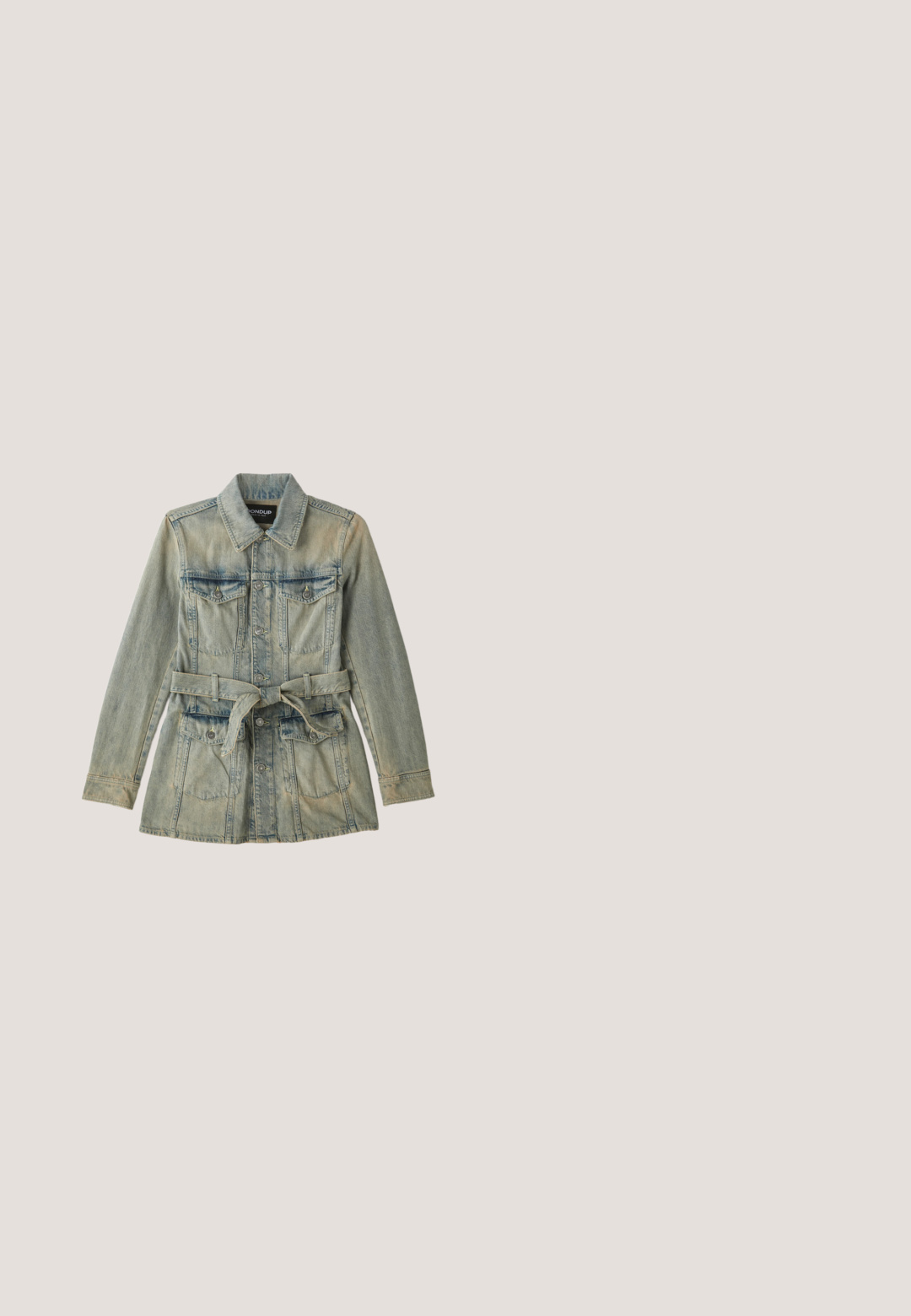 Veste en denim bleu clair, dotée d'un col, de poches avant à rabat, d'une taille ceinturée et de fermetures à boutons. La texture délavée ajoute du détail.; Combinaison en jean vert olive à manches courtes avec boutonnage sur le devant, col, poches poitrine, taille ceinturée, et jambes larges.; Chaussure plate tissée vert olive avec bride arrière, petite boucle dorée et talon carré sur fond blanc.; Lunettes de soleil carrées avec des montures beige translucide et des verres foncés, présentées sur un fond blanc uni.; Sac à main en cuir vert olive avec une finition texturée, doté d'une bandoulière en chaîne dorée, d'une fermeture éclair et d'un détail pompon sur un côté.; Collier cordon noir réglable avec petites perles jaunes et blanches et sept breloques fleurs dorées espacées uniformément.