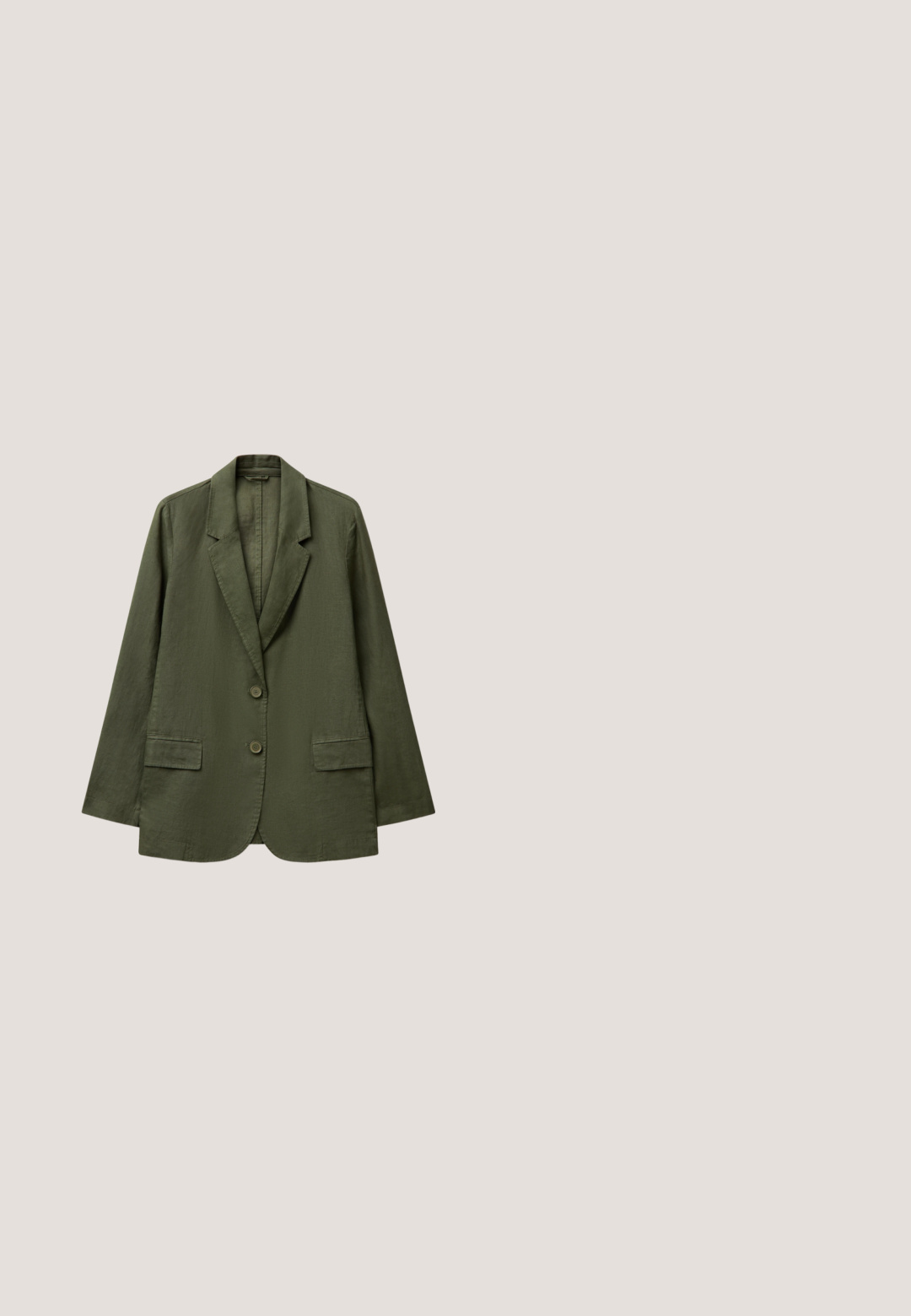 Olijfgroene blazer van lichtgewicht stof, met een geknipte revers, twee knopen en twee voorzakken, met een ontspannen pasvorm.; Mouwloos, grijs topje van gestructureerde stof, met een ronde halslijn, gestikte details in het midden en een aangesloten zoom.; Lange, olijfgroene broeken van lichtgewicht stof, met een trekkoord in de taille, geplooide textuur en wijde pijpen.; Oliijfgroene suède slingback slippers met brede gekruiste banden en een plateauzool met gestreepte en gevlochten sierrand.; Zonnebril met vierkante vorm, donker olijfgroene monturen en bruin verlopende glazen die op een witte ondergrond liggen.; Donkergroene geweven draagtas met gevlochten handvatten en een rechthoekige vorm op een witte achtergrond.