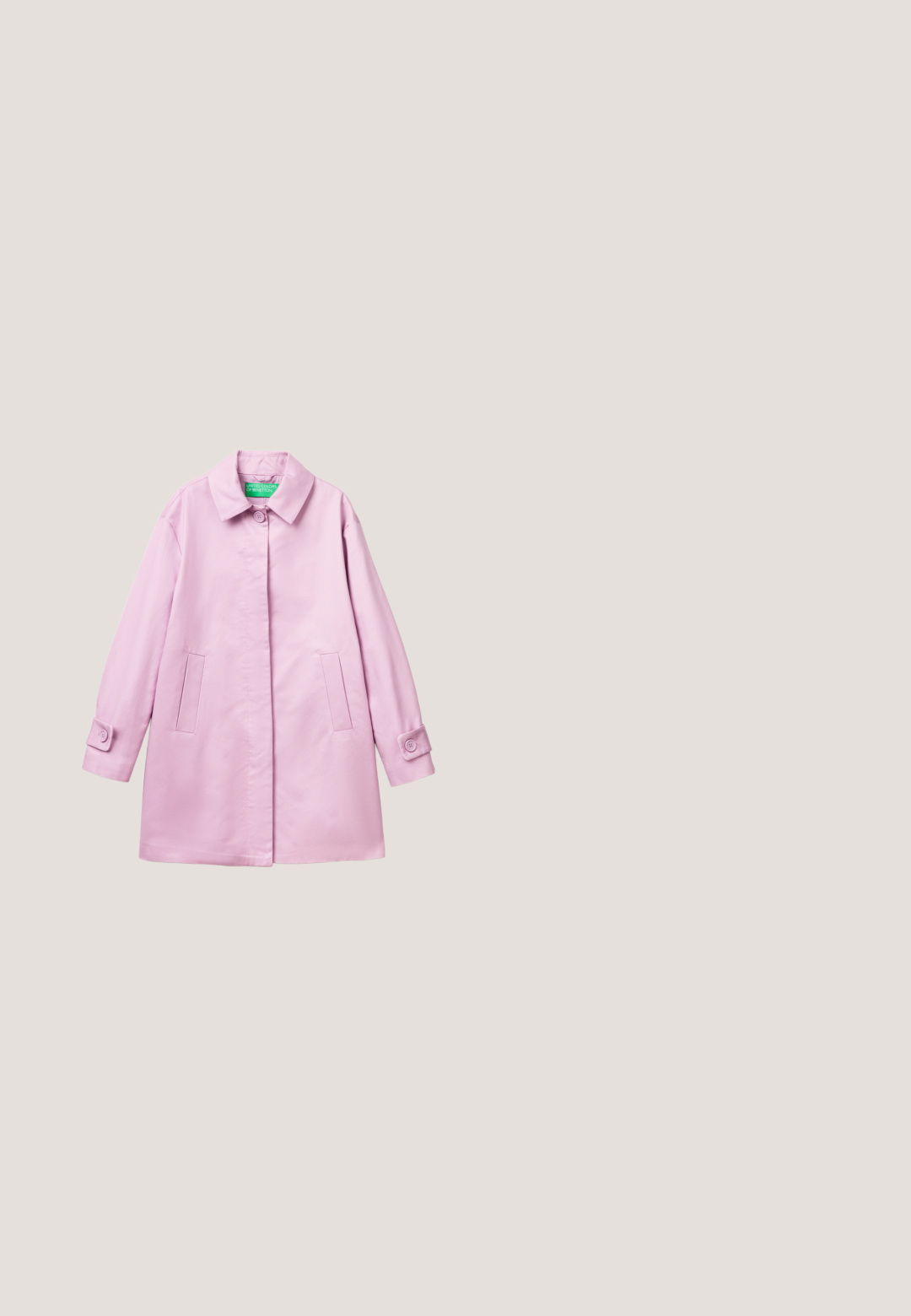 Lichtroze mantel van middellange lengte met kraag, twee zijzakken, knoopsluiting bij de manchetten en een enkele bovenste knoop nabij de kraag.; Magenta top met korte mouwen, ronde halslijn en 3D bloemversieringen op de linker schouder en borstgebied.; Fuchsia wijde pantalon met plooien, gemaakt van lichtgewicht stof. Kenmerkt zich door een tailleband op middelhoogte en een soepele afwerking. Geen zakken.; Roze sculpturale hoge hakken sandaal met een golvend ontwerp en een chunky hak, gemaakt van glad plastic met uitsparingen in het teengebied.; Felroze doorgestikte handtas met zigzagstiksels, zilveren kettingriem en rechthoekige metalen sluiting op de voorflap.; Gouden oorbellen in de vorm van een vlinder met roze en lichtgroene gefacetteerde edelstenen als vleugels, geplaatst op een witte achtergrond.