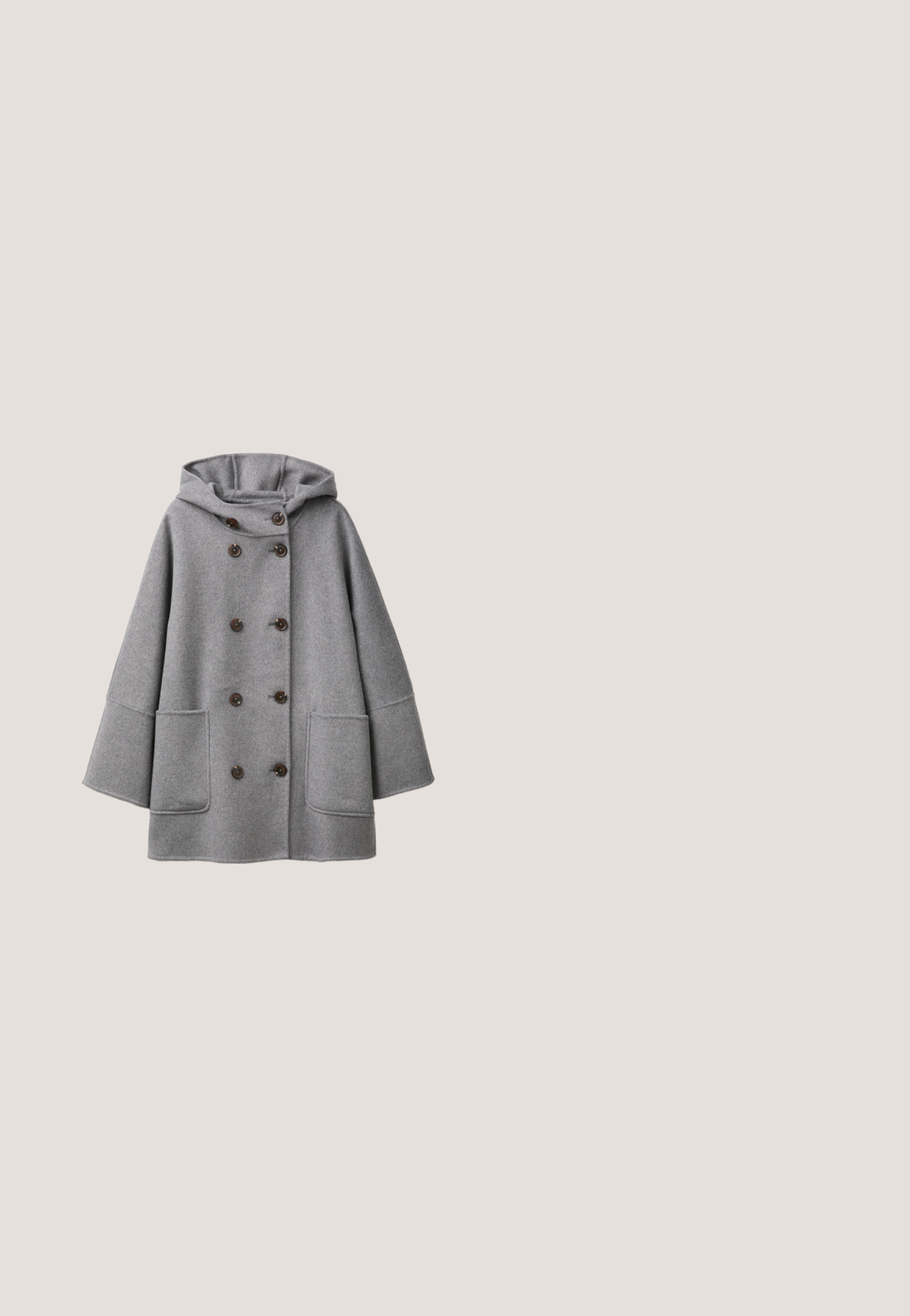 Abrigo de lana gris con mangas anchas, botones dobles oscuros, grandes bolsillos delanteros y capucha incorporada sobre un fondo blanco.; Suéter negro de manga larga con estilo envolvente, con textura acanalada y un cinturón de tela atado en forma de lazo en la cintura.; Suéter negro de cuello alto hecho de tela texturizada con mangas largas y un ajuste holgado, con sutiles motas de color en toda la prenda.; Pantalones grises texturizados de corte relajado, con cierre de botón, bolsillos laterales y detalles de costura vertical a lo largo de las piernas.; Botín corto negro de ante hasta el tobillo. Presenta punta redonda, detalles de costura y un forro interior suave. Suela de goma para mayor adherencia.; Bolso de viaje de cuero negro con acabado texturizado, doble asa superior, correa de hombro desmontable y detalles en metal plateado.