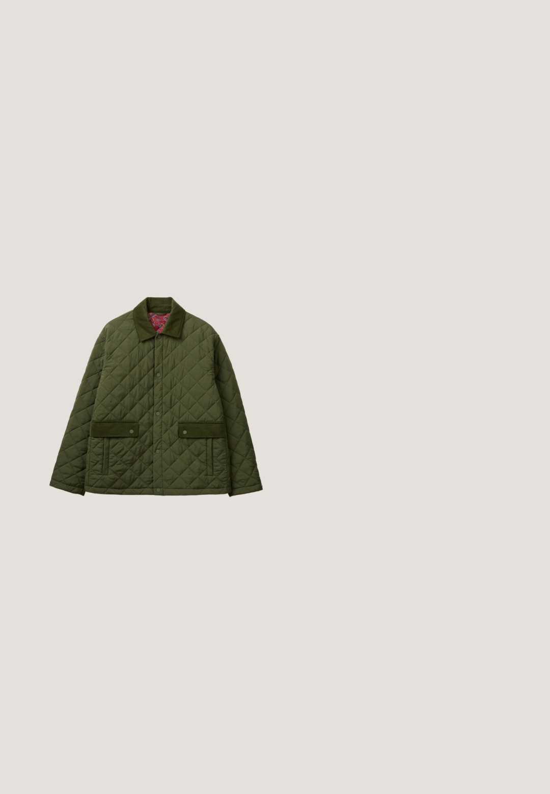 Gewatteerd olijfgroen jack met drukknopen, twee voorflapzakken, verticale zijzakken en een contrasterende kraag met een patroon aan de binnenkant.; Groene gebreide pullover met een kraaghalslijn, lange mouwen en een gestructureerd patroon. Bevat een placket met twee knopen en subtiele branding.; Effen olijfgroene korte mouw T-shirt met een ronde hals en een klein geborduurd logo vlakbij de onderzoom, op een witte achtergrond.; Bruine corduroy broek met een rechte pasvorm, voorzien van een knoopsluiting aan de voorkant en twee zijzakken. Textiel met verticale ribbels.; Bruine suède Chelsea-laars met zwarte elastische zijpanelen, zwarte zool, lage hak en een treklus aan de achterkant.; Olivengroene rechthoekige toilettas met bruine leren rand, zijhandvat en geperst "HOWARD"-label aan de voorkant.