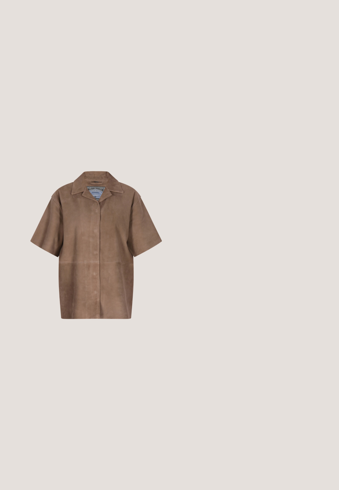 Bruine suède short-sleeve jacket met een kraag, met een rechte snit en zichtbare stiksels langs de voorkant en zijkanten.; Gebreide cardigan met een v-hals, crème basis en geometrische patronen in bruin en grijs. Heeft een knoopsluiting aan de voorkant en geribbelde manchetten.; Beige top met lange mouwen, gemaakt van zacht stof, met een boothals en subtiele textuur. Eenvoudig ontwerp zonder patronen of versieringen.; Beige sweatpants met rechte pijpen, elastische tailleband en een gestrikte trekkoord, voorzien van zijzakken, plat gelegd op een witte achtergrond.; Bruine suède instap schoen met een dikke, gestructureerde zool, die intrigerende gele en bruine borduursels langs de bovenrand vertoont.; Lichtbruine suède crossbodytas met verstelbare riem, klepsluiting en klein metalen logo in het midden aan de voorkant.