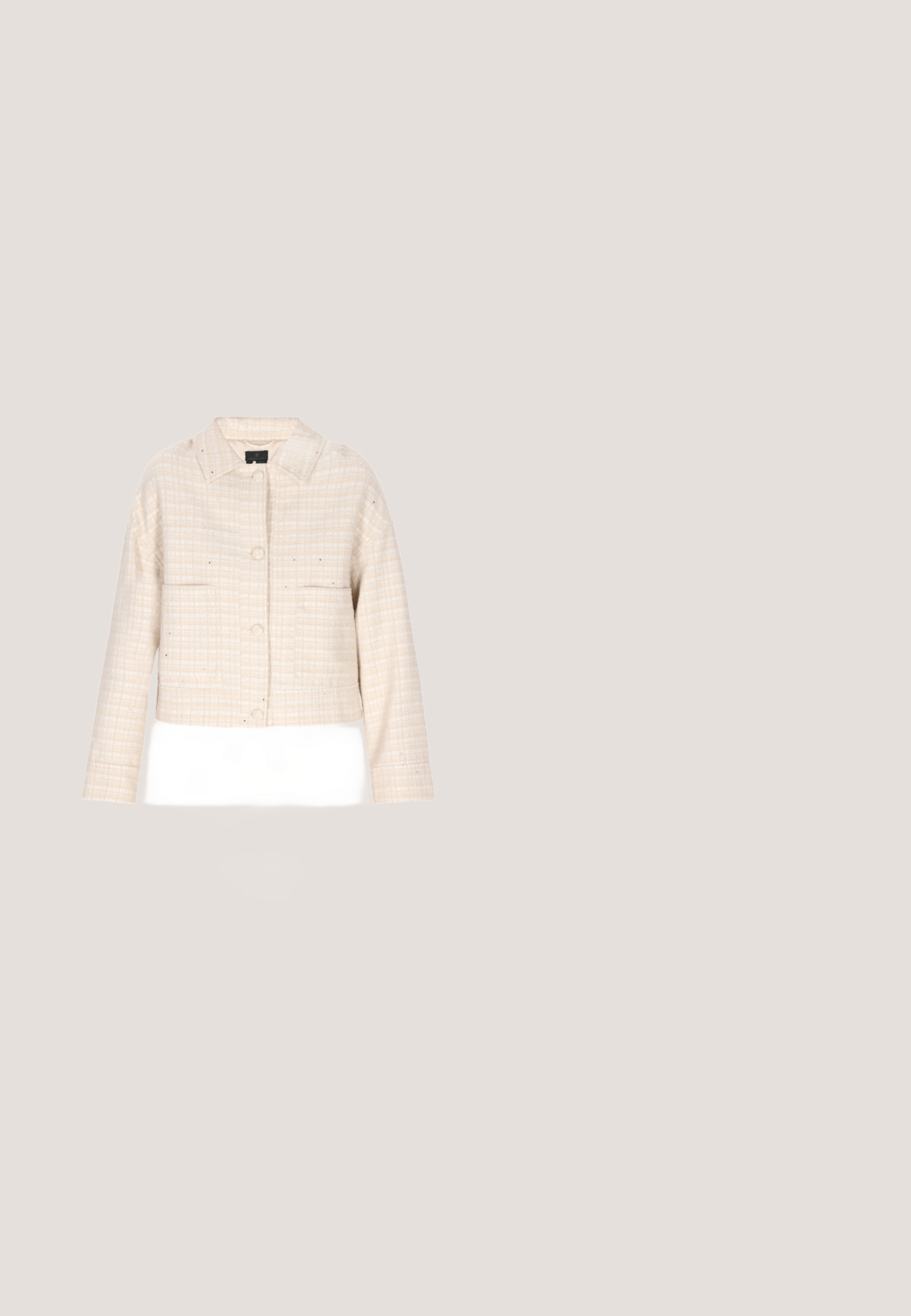 Beige croppede jack met een gestructureerd, geruit patroon, voorzien van een overhemdkraag en twee voorzakken. Vier knopen aan de voorkant.; Crèmeblouse van lichtgewicht stof, met een gerimpelde voorkant, hoge hals, korte mouwen en knoopsluiting.; Beige op maat gemaakte shorts met een gestructureerd patroon van kleine, verspreide stippen, voorzien van voorplooien en een sluiting met een knoop aan de voorkant.; Beige slingback pump met een puntige neus, voorzien van een afgeronde uitsnijding en zilveren decoratieve accenten langs de halslijn. Stilettohak.; Crèmekleurige gewatteerde handtas met gouden slot, bovenhandvat en verstelbare schouderriem op witte achtergrond.; Witte parelarmband met een gouden hartvormige hanger, versierd met strassstenen. Voorzien van een goudkleurige sluiting en een verstelbare ketting.