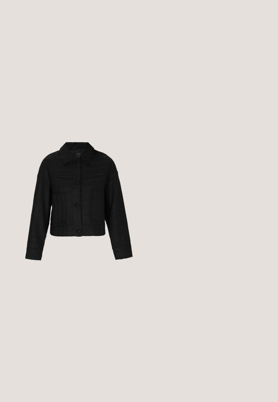 DreiMaster Veste mi-saison - black; Blouse en satin noir avec des détails froncés sur le devant et les manches, design à boutons, et col classique. Finition en tissu texturé.; Pantalons en denim noir, extensibles, avec une coupe slim, dotés d'une taille, de poches avant et d'une fermeture à bouton. Texture lisse et soyeuse.; Pompe à talons hauts en daim noir avec un bout pointu et un talon géométrique contrastant. Présente une silhouette épurée et une texture mate.; Sac à main en tissu rayé noir et blanc avec un dessus arrondi, une bandoulière noire réglable, une fermeture éclair et une étiquette logo à l'avant.; Paire de boucles d'oreilles en or lisse et poli, en forme de spirale avec des extrémités ouvertes, conçues pour oreilles percées.