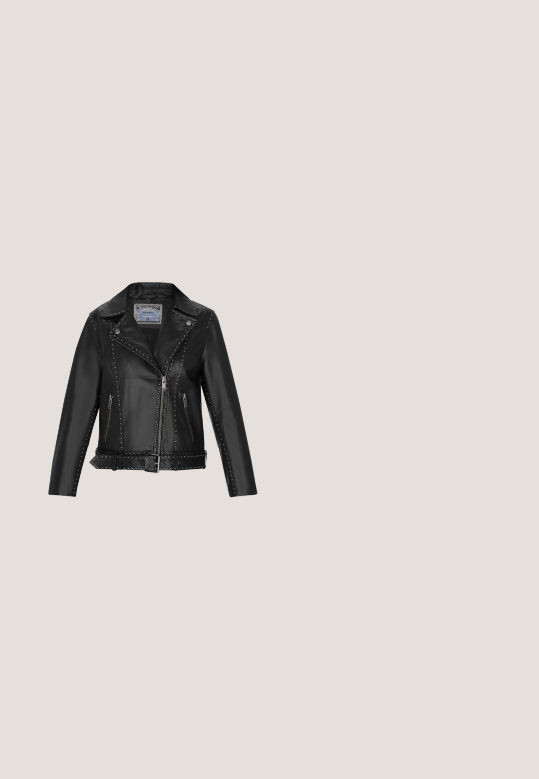 Chaqueta de moto de cuero negra con tachuelas plateadas, cremallera asimétrica, bolsillos laterales y cintura con cinturón para un ajuste ajustable.; Top negro de manga larga hecho de terciopelo suave, con un escote ancho y un detalle de corte, y una silueta ajustada. Textura lisa en toda la prenda.; Leggings acampanados de malla negra con detalles texturizados e inserciones estampadas. Presentan una cintura alta con el logotipo de la marca en la parte superior.; Botas negras hasta el tobillo con puntera redondeada, parte superior texturizada, paneles laterales elásticos y un acento decorativo de anillo plateado. Suela con dibujo grueso.; Pulsera de cadena de plata con picos y perlas alternados, que cuenta con un cierre seguro y un acabado pulido.; Cinturón de cuero negro con acentos de clavos plateados, hebilla redondeada de plata y múltiples perforaciones para ajuste, con un acabado texturizado.