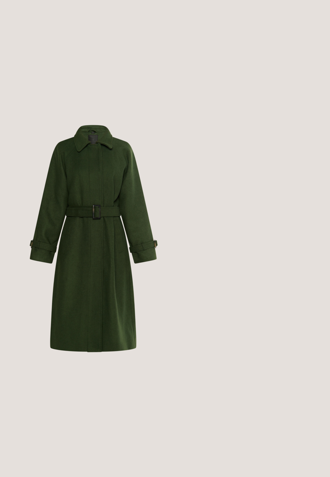 Groene wollenblend jas met een ceintuur in de taille, een oversized kraag en lange mouwen. Bevat zijzakken en manchetdetails.; Groene geribde trui met een bootcollar, cropped ontwerp en lange mouwen met gouden knopen aan de linkerkant.; Olivengroene broek met wijde pijpen, hoge taille en subtiel geborduurd bloemen- en krulmotief over de hele stof.; Groene suède enkellaars met een gladde textuur, ronde neus en een blokhak. Voorzien van een zijkleur voor gemakkelijke aan- en uitkleding.; Groene leren handtas met een gestructureerde vorm, twee korte handvatten, ritssluiting en minimalistische zwarte accenten.; Fijne gouden ketting met kleine groene bedeltjes in de vorm van blaadjes, gelijkmatig verdeeld over het onderste voorste gedeelte.