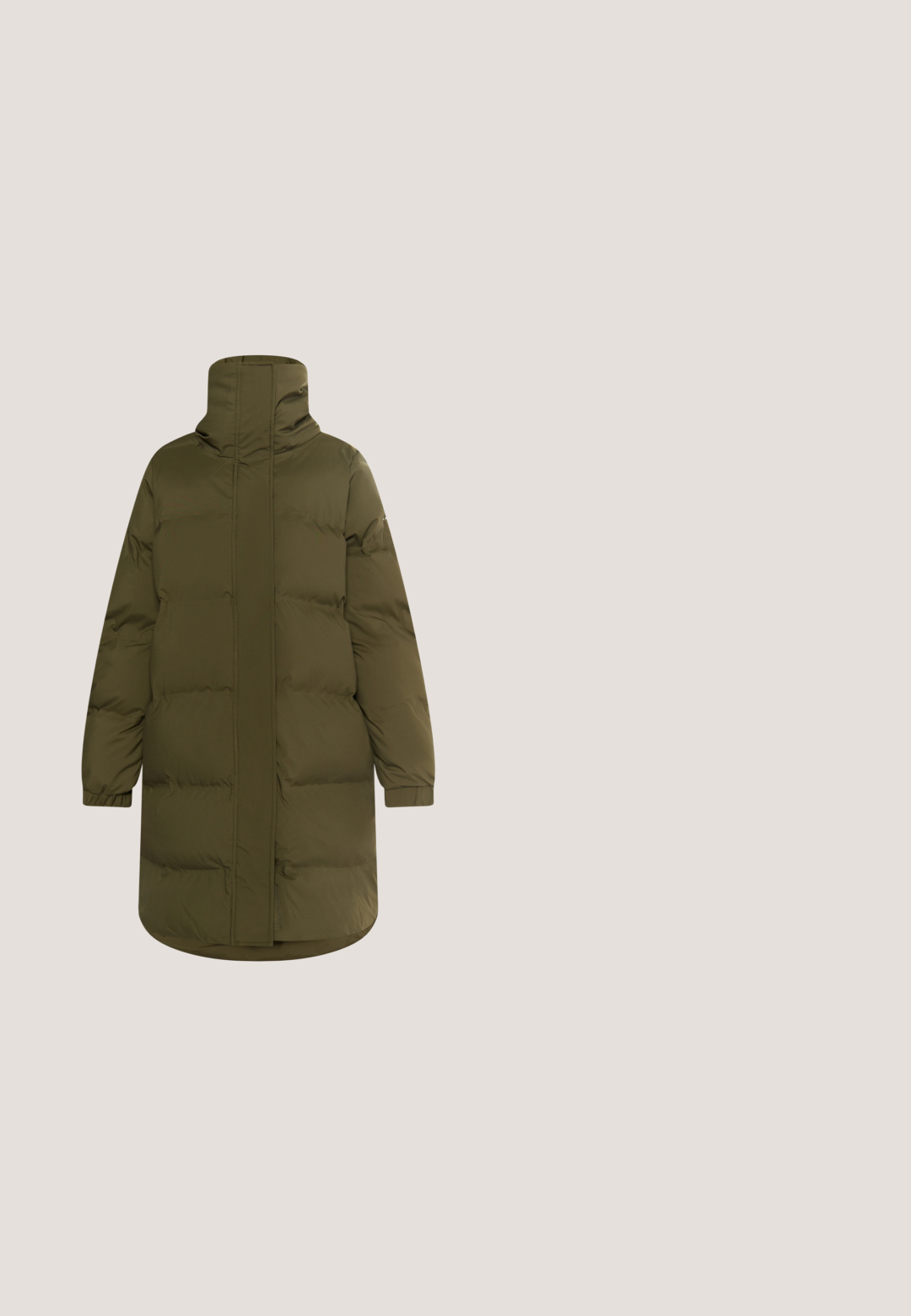 Olijfgroen pufferjack met hoge kraag, volle rits, lange mouwen en ribgebreide manchetten. Glad textuur, knielange ontwerp.; Roze kabelgebreide turtleneck trui met lange mouwen, geribbelde boorden en zoom; heeft een klein logo op de borst.; Zwarte denim jeans met een recht model, voorzien van gouden ritsen aan de zijkanten en standaard zakken op de taille.; Roze sneakers met suède en glad lederen panelen, voorzien van een zool van rubber en een witte hielaccent. Veters en logodetail aanwezig.; Bruine halve maan schoudertas met herhaald 'G'-patroon, gouden 'G GUESS' logo en verstelbare riem op een witte achtergrond.; Gouden metalen oorbellen met een gebogen, langwerpig ontwerp. Het oppervlak is glad en gepolijst, met een minimalistische stijl.