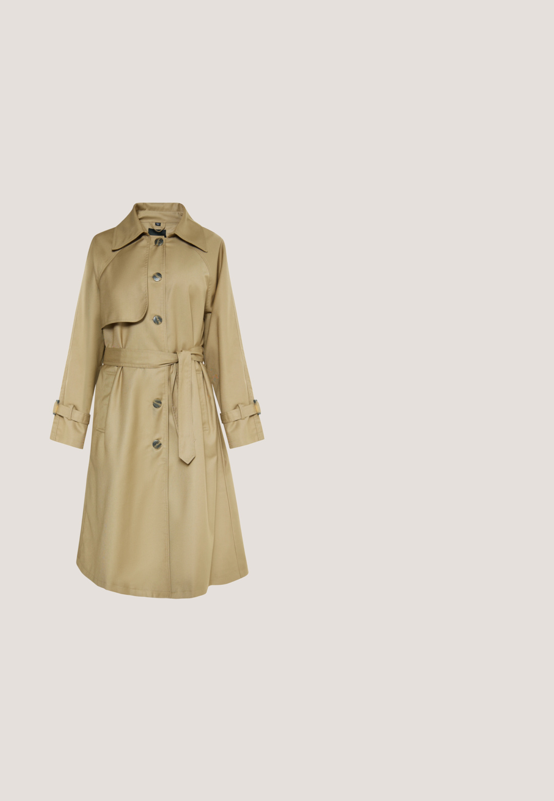 Beige trenchcoat lavet af glat stof. Har krave, frontknapper, bælte om taljen og knapmanschetter. Klassisk design.; Sort, kort tanktop med brede skulderstropper, firkantet halsudskæring og tætsiddende pasform, vist på ensfarvet hvid baggrund.; Beige bukser med lige ben, bæltestropper, foran lynlås og skræddersyede folder på en ensfarvet lys baggrund.; Sorte læderloafer med en glat overflade, rund tå og sidesyning. Har en lav, rektangulær hæl.; Kvadratisk silketørklæde med lyserøde blomstergrene på en ferskenfarvet midte, mørkerød kant og lysegul yderkant, signeret Furla i et hjørne.; Sort læder crossover taske med guldfarvet hardware, struktureret overflade og en frontlomme med klap. Har en justerbar skulderrem.