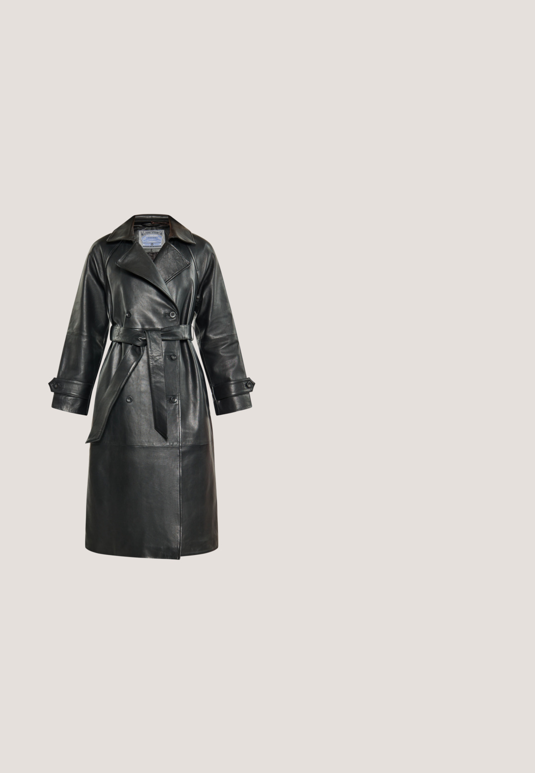 Trench-coat en cuir noir avec un design à double boutonnage, un large col, une taille ceinturée et des poignets boutonnés. Texture lisse, longueur au genou.; Pull court noir avec un motif zigzag texturé, col rond et accents de boutons dorés sur les épaules. Manches longues et poignets côtelés.; Mini-jupe noire en similicuir avec un motif matelassé en losange, coupe droite et texture lisse, présentée sur fond blanc.; Bottines en cuir noir avec bout rond, fermeture à lacets sur le devant, semelle en caoutchouc robuste et languette de traction arrière bouclée. Fini mat.; Sac à main en cuir noir avec motif floral en relief, double poignée, bandoulière amovible et accents métalliques dorés.; Boucles d'oreilles créoles en forme de cœur en or ; l'une présente des strass clairs, l'autre est gravée avec "GUESS". Fini en métal lisse et brillant.