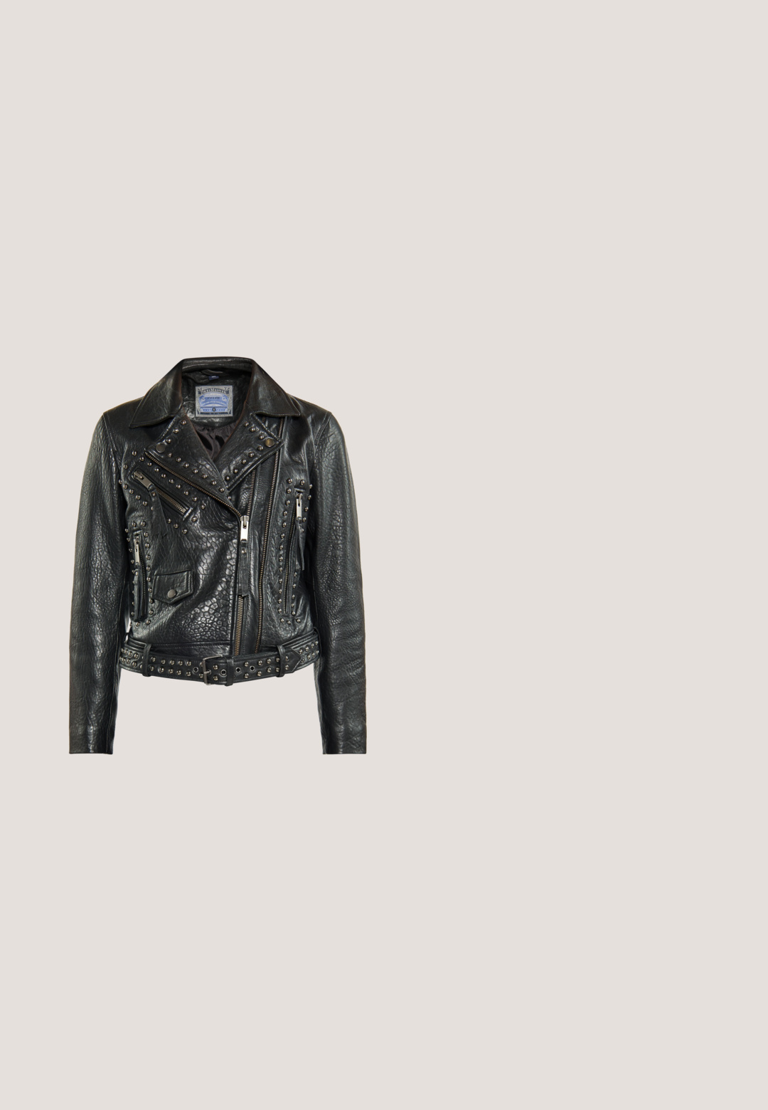 Schwarze Leder-Bikerjacke mit metallischen Nieten, asymmetrischen Reißverschlüssen und einem taillierten Gürtel. Verfügt über eine strukturierte Oberfläche und mehrere Taschen.; Schwarzes kurzärmliges T-Shirt mit einem grafischen Design eines Schädels mit einer roten Rose und dem Text "GUNS N' ROSES" in fettem Rot darüber.; Rote karierte Skinny Jeans mit einer taillierten Passform, die gelbe und schwarze Linien aufweisen, einem Knopfverschluss und klassischen Fronttaschen.; Schwarze Lederstiefel bis zur Mitte der Waden mit dicker Profilsohle, zwei silbernen Schnallenriemen – einer oben und einer um den Knöchel.; Silberne Kettenhalskette mit großen Gliedern, geschmückt mit klaren Strasssteinen in abwechselnden Abschnitten, mit einem verstellbaren Kettenverschluss.; Schwarzer Ledergürtel mit silbernen Nieten, die "POLO," bilden, und einer silbernen Schnalle, angezeigt vor einem schlichten hellen Hintergrund.