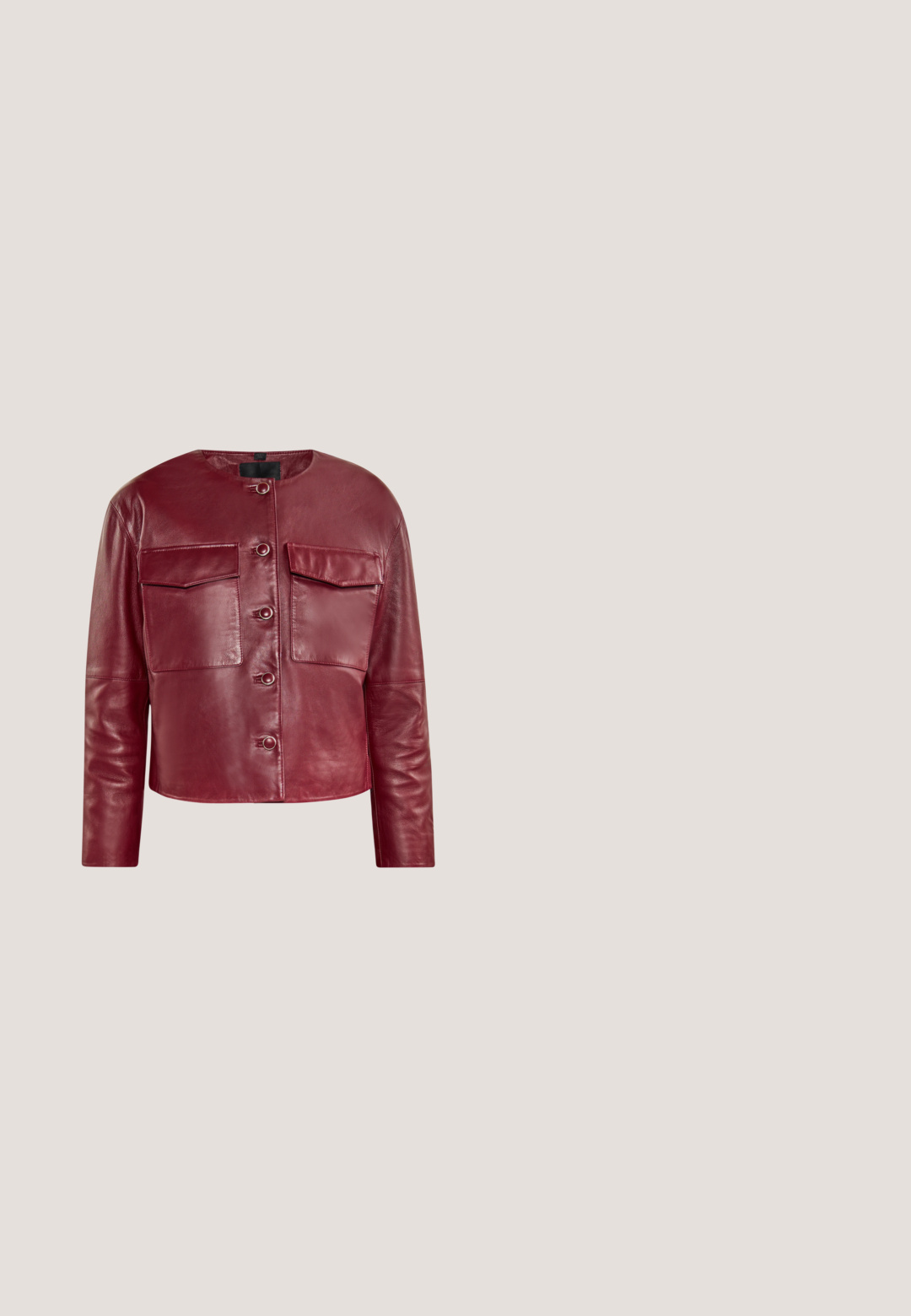 Veste en cuir rouge coupée avec un col rond, poches avant et boutons-pression. Possède une texture lisse et des manches longues.; Combinaison marron foncé épaules dénudées avec corsage ajusté, pantalon large et manches courtes bouffantes, fermeture éclair devant.; Talons aiguilles en cuir laqué bordeaux avec un nez pointu et un talon slim en métal argenté. Texture lisse avec une finition brillante.; Lunettes de soleil carrées oversize rouge foncé avec verres teintés foncés et détails décoratifs dorés sur les branches.; Pochette recouverte de pétales en tissu bordeaux avec un cadre métallique doré et une courte bandoulière chaîne dorée, présentée sur un fond uni.; Boucles d'oreilles dorées avec perles marbrées rouges et anneaux texturés. Comprend deux styles : des designs incurvés et un accent de perle, tous avec une finition brillante.