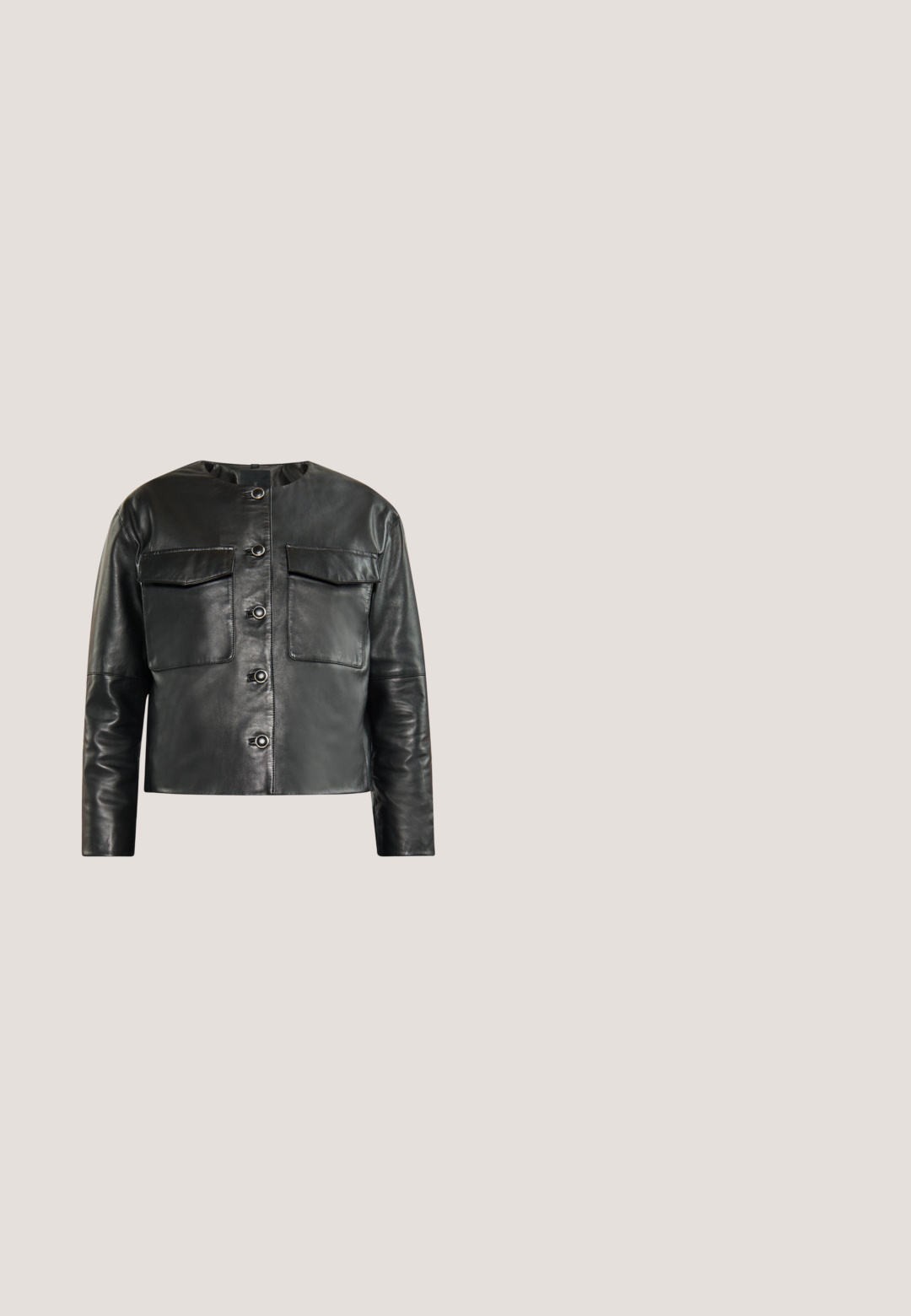 Sort cropped læderjakke med rund halsudskæring, lukning med fem knapper foran, to brystlommer og en glat overflade.; Sort pullover-hoodie med kængurulomme, ribstrikkede manchetter og en afslappet pasform.; Sorte, stræk denim skinny jeans med høj talje, forlommer og lynlås. Glat tekstur med minimale syninger.; Sorte ankelstøvler med polstret krave, kraftig platformsål med riller og stofsnørebånd. Fremstillet af glatte og teksturerede syntetiske materialer.; Sort textureret læderclutch med sølvlignende nitter, dobbelt lynlås, vingeemblem og en sølvkæde som skulderrem på en hvid baggrund.; Sølv kædedyse med sammenlåsende ovale og runde led med en poleret finish. Glat tekstur med et skinnende udseende.