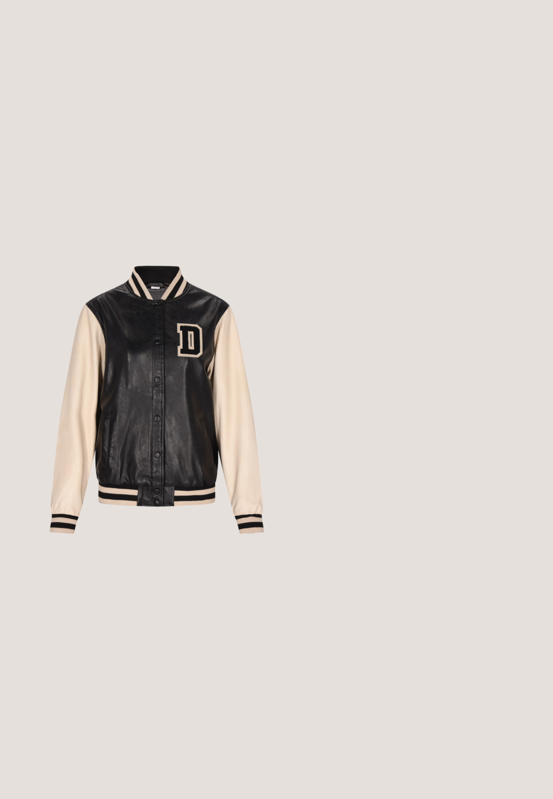 Veste en cuir noir avec des manches crème. Dotée d'un col côtelé, de poignets rayés et d'un patch logo "D" sur la poitrine gauche. Fermeture à pression.; Top court à manches courtes en tissu doux et texturé. Couleur rose clair avec des motifs ondulés marron. Décolleté carré et ourlet côtelé.; Jean évasé gris foncé avec des zones décolorées, des poches avant, des passants de ceinture et un détail lacé à la taille.; Baskets montantes en toile noire avec semelle en caoutchouc blanche et lacets blancs, vues de côté sur un fond blanc.; Lunettes en métal doré avec des verres ovales, des branches fines et des plaquettes de nez transparentes. Présente des accents subtils sur les charnières et des verres transparents.; Sac à main synthétique noir avec une forme courbée, une bandoulière réglable et des boucles décoratives en métal. Présente une texture lisse et brillante.