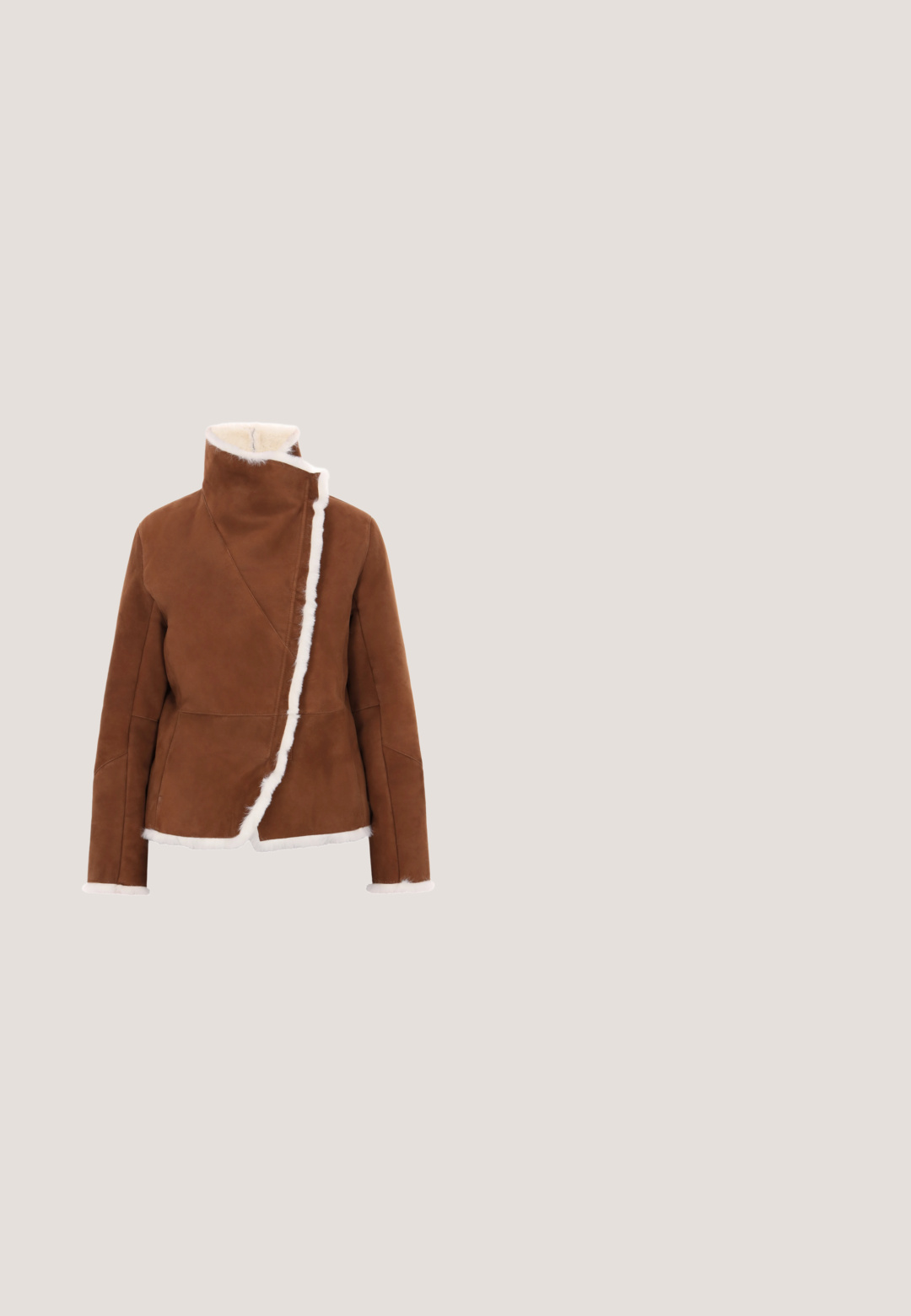 Veste en daim marron avec un col montant, ornée de contours en fourrure blanche le long de l'avant et des poignets. Design asymétrique avec des détails de couture visibles.; Polo tricoté blanc à manches courtes avec des motifs verticaux texturés et trois boutons sur le plastron.; Jupe midi beige en maille avec motifs texturés alternés et bandes de bordure en zigzag noir, dotée d'une ceinture et d'un ourlet côtelés.; Bottines à cheville en daim tan avec doublure en fausse fourrure, semelle plate à plateforme et fermeture éclair latérale pour un enfilage facile. Caractérisées par un bout rond et des coutures minimalistes.; Sac à épaule rectangulaire en cuir brun foncé avec une lanière fine réglable et une surface avant simple et lisse.; Bracelet en chaînettes dorées avec des maillons entrelacés, un fermoir à homard et une extension de chaîne réglable pour s'adapter à différentes tailles.