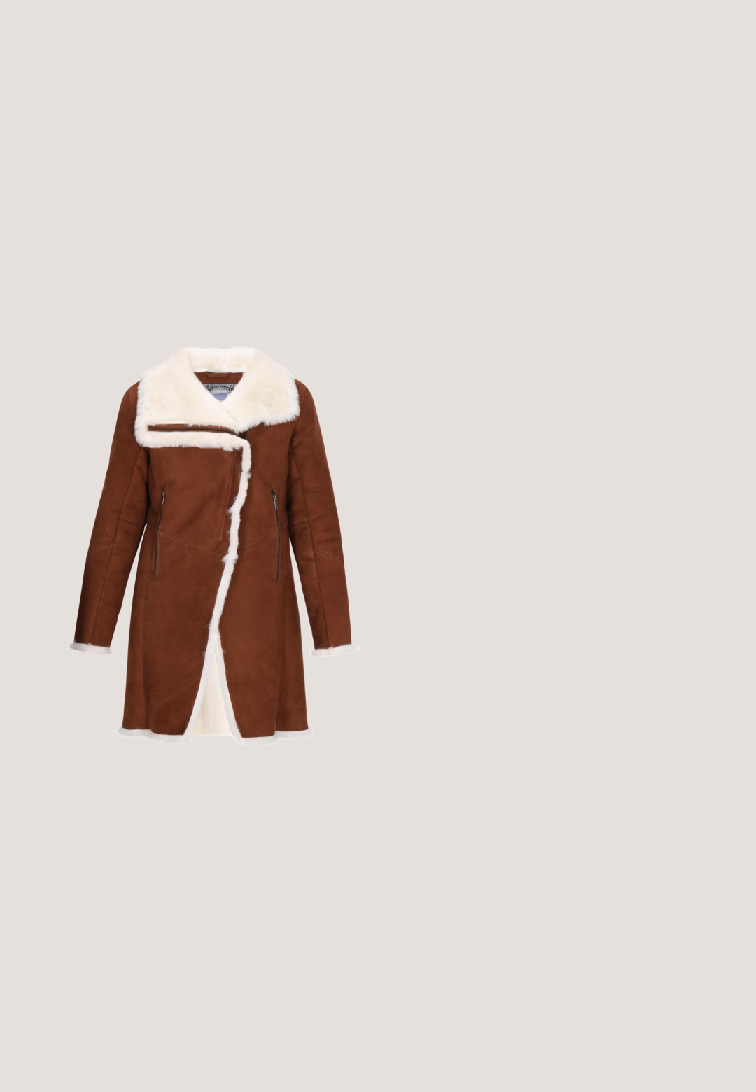 Manteau en daim marron avec un col et des accents en fausse fourrure blanche, présentant une fermeture avant asymétrique unique et deux poches latérales zippées.; Pull extra-large couleur bronze doté d'un col roulé côtelé, épaules tombantes et ourlet côtelé. Confectionné dans un matériau en tricot doux et texturé.; Pantalon marron foncé à taille haute et jambes larges, avec des plis sur le devant, une fermeture à bouton unique et une braguette zippée.; Chaussure en cuir verni bordeaux avec un bout pointu, une bride de cheville et un talon effilé de 5 cm. Texture lisse et design minimaliste.; Sac bandoulière en cuir marron et daim avec fermeture à rabat et détail de sangle, portant la marque "RYŁKO" au centre avant.; Collier en or avec une chaîne délicate et un pendentif en forme de fleur à quatre pétales, orné d'un petit charme, présentant une finition polie.