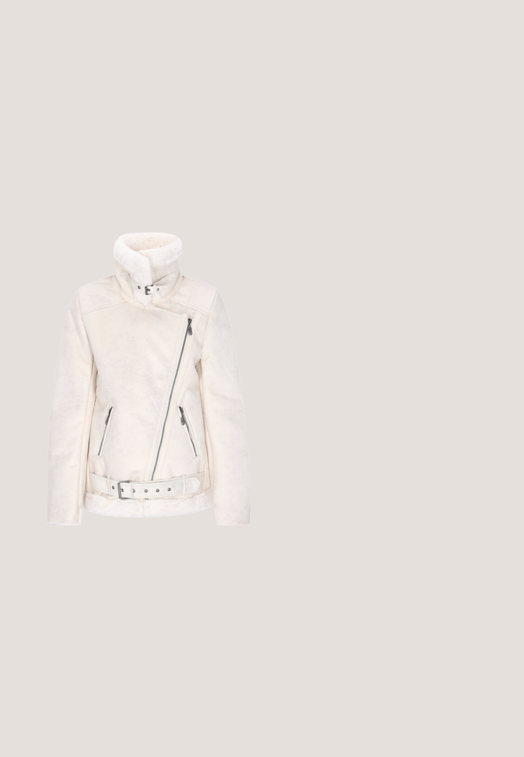 Witte nep schapenvachtjas met een hoge kraag, zijrits, twee ritszakken en een verstelbare riem in de taille.; Gebreide coltrui in zacht perzik met een gestructureerd kabelpatroon, lange mouwen en een geweven merklabel aan de zoom.; Lange mouwen, crèmekleurige coltrui gemaakt van zachte katoen, met een aansluitende pasvorm en een gladde textuur, zonder patronen of versieringen.; Beige gebreide joggerbroek met elastische tailleband en trekkoord, taps toelopende pijpen en geribbelde boorden.; Tamaris Snowboots  - lt grey rose; Beige schapenwol-textuur handtas met twee voorkruiken, dubbele leren handvatten en een verstelbare stoffen schouderband.