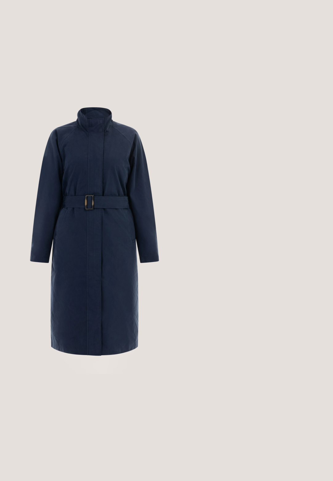 Marineblauwe jas met een hoge kraag, ceintuur in de taille, lange mouwen en een rechte pasvorm. Gemaakt van een gladde stof met een matte afwerking.; Korte mouw crème gebreide top met marineblauwe horizontale strepen, diepe V-hals en platte kraag, gestructureerde breistof.; Brede donkerblauwe jeans met een rechte snit, gemaakt van denim. Heeft een hoge tailleband en subtiele naden. Geen zichtbare hardware.; Witte leren sneaker met suède teencap en lichtblauw hielaccent. Voorzien van platte veters, geperforeerd ontwerp en een gumrubberen zool.; Marineblauwe gegranuleerde leren crossbodytas met zilverkleurige hardware en het logo "LANCASTER PARIS" aan de voorkant.; Zilveren gedraaide creooloorbellen met een glad, reflecterend oppervlak en scharnierbevestigingen, getoond vanaf de voorkant en zijkant tegen een witte achtergrond.