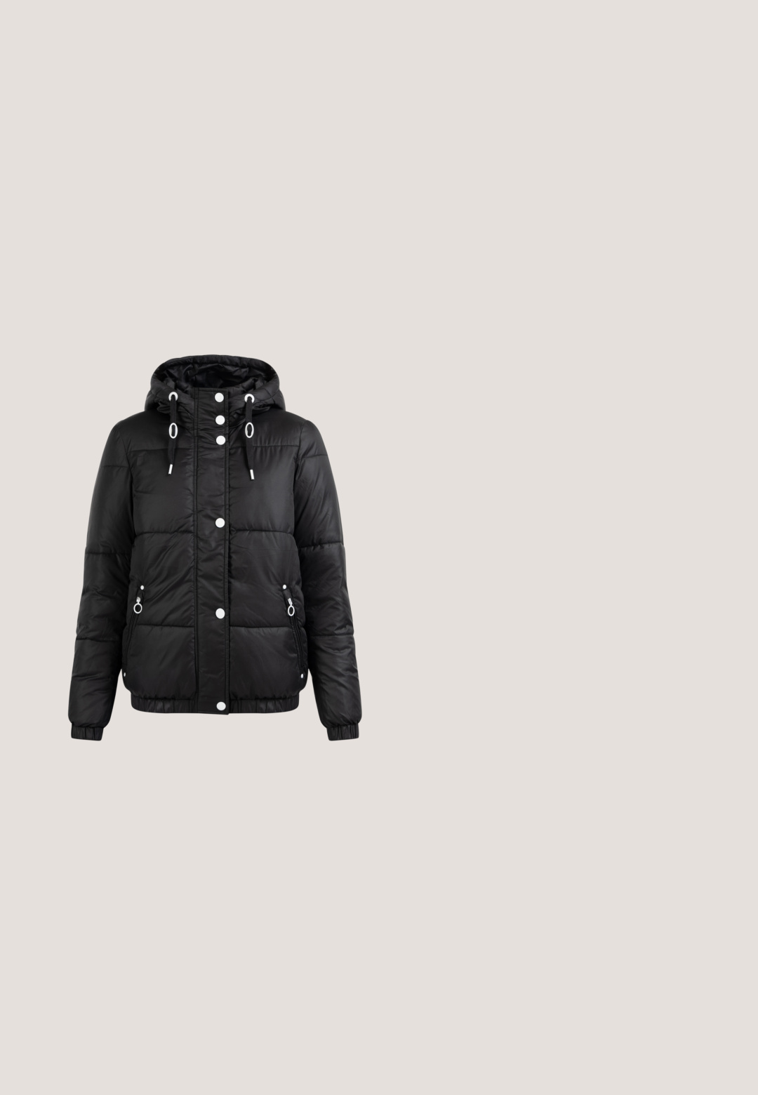 Zwarte pufferjack met capuchon, voorzien van witte drukknoopsluitingen, twee ritszakken aan de zijkanten en elastische manchetten aan de mouwen en onderkant.; Gehaakte trui in ivoor met zwarte strepen. Ribgebreide ronde hals, lange mouwen en een ontspannen pasvorm met een zichtbare zoom.; Zwarte katoenen broek, ontworpen met een rechte snit. Beschikt over vijf zakken en een sluiting met een knoop aan de voorkant. Soepele textuur, minimale stikdetails.; Zwarte enkellaarzen met een glad leren afwerking, ronde neus en een getextureerde fleece kraag. Voorzien van een rubberen zool en subtiele logo-details.; Zwarte draagtas met een stoffen lichaam, leren accenten en stevige handvatten. Heeft een rechthoekige vorm en zichtbare stikdetails.; Gouden hoops oorbellen met een bewerkte design en een gladde, gepolijste textuur. De hoops zijn rond en van gemiddelde grootte, met een veilige sluiting.
