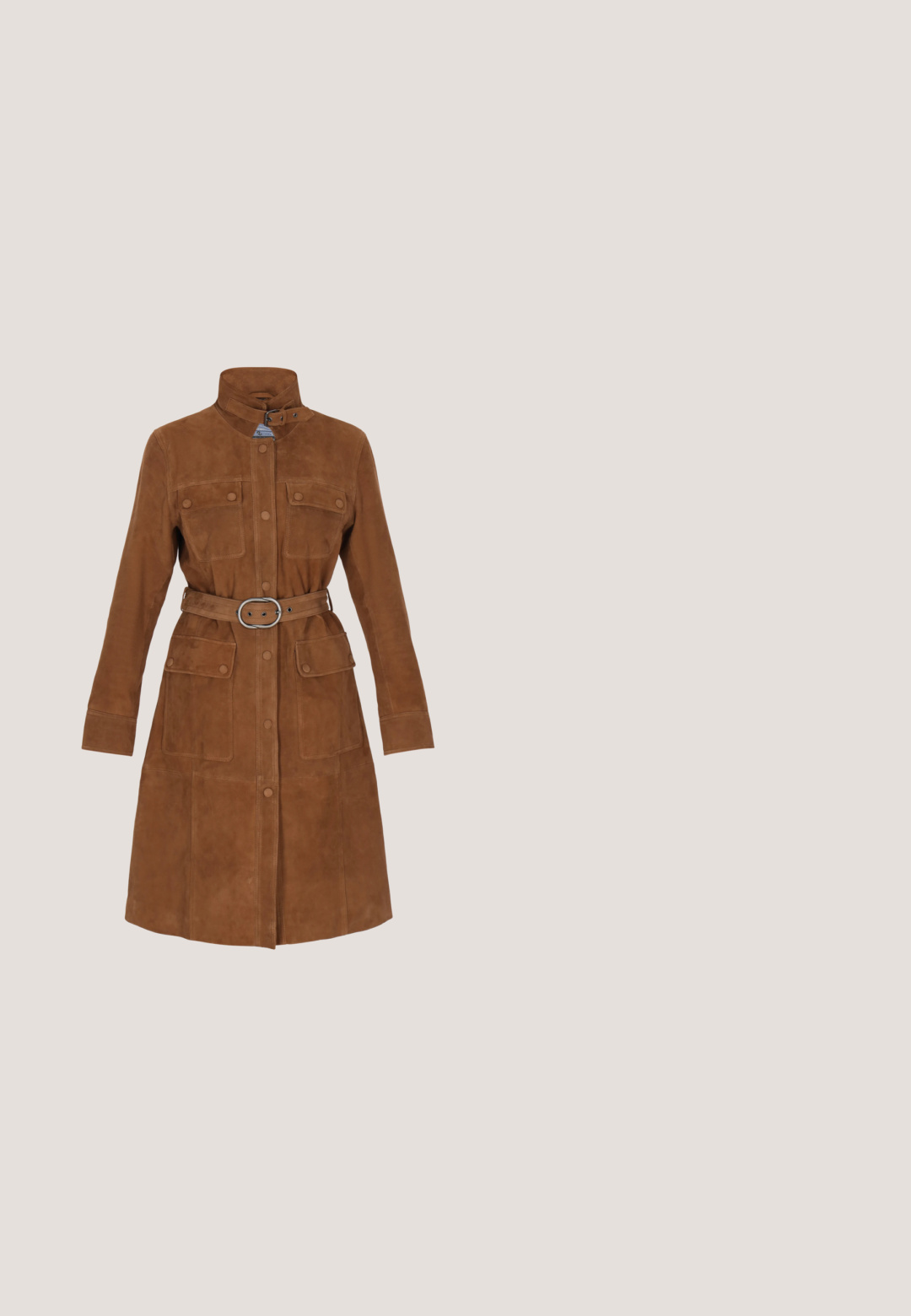 Manteau trench en suede marron avec un col montant, fermeture à boutons, taille ceinturée et deux poches avant. Présente une texture lisse et une coupe ajustée.; Robe vert foncé avec un corsage ajusté à fermeture éclair, motif brodé, et jupe évasée avec une ceinture à nouer assortie.; Botte en suède beige, hauteur genoux, avec un bout arrondi et une finition texturée. Talon en bois marron, avec un détail de logo subtil près de la cheville.; Lunettes de soleil carrées translucides marron avec verres dégradés et branches marron solides, inclinées sur fond blanc.; Sac cabas en cuir marron foncé avec deux anses et des clous métalliques décoratifs en forme de cœur ainsi que des ornements ronds au centre devant.; Collier en or avec une chaîne fine, comportant un pendentif ovale avec un gem central et deux petites pierres d'accent de chaque côté.