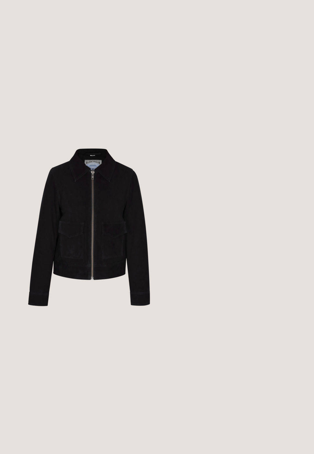 Schwarze Wildlederjacke mit Kragen, Frontreißverschluss, zwei Brusttaschen und langen Ärmeln. Strukturiert Oberfläche mit einer verkürzten Silhouette.; Trägersloses Oberteil aus leicht beigefarbenem Stoff, enganliegendes Design mit glatter Textur, nahtlosen Kanten und ohne sichtbare Muster oder Hardware-Details.; Denim Bleistiftrock in verblaßtem Schwarz, midilange mit einem Schlitz vorne, fünf Taschen und Knopfverschluss; strukturiertes Gewebe mit leichtem Glanz.; Marco Tozzi MARCO TOZZI - Plateaustiefelette - black; Schwarze Leder-Schultertasche mit abgerundeter Form, doppelten Trägern und dekorativen Metallnieten entlang der Vorderpaneele.; Silberne Kettenarmband mit kleinen, runden, klaren Steinen, die gleichmäßig entlang der Glieder verteilt sind, und einem Karabinerverschluss.
