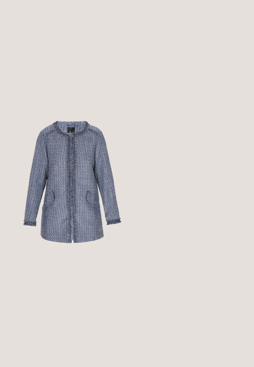 Sininen tweed-takki, jossa on teksturoitu kuvio, rispaantuneet reunat, pyöreä pääntie, kaksi etutaskua ja napitonta etuosaa.; Musta pörröinen cardigan, jossa syvä V-pääntie, pitkät hihat ja laivastonsininen vyö vyötäröllä, jossa on metallinen solki. Rakeinen kangas, rento malli.; Kaksi valkoista lyhythihaista T-paitaa pyöreällä kaula-aukolla, jotka on valmistettu pehmeästä puuvillakankaasta. Paidoissa on sileä pinta ja siisti muotoilu.; Mustat kapenevat juoksuhousut, joissa on joustava vyötärönauha ja kiristysnauha, nilkkapitimet ja sivutaskut, esitetty valkoisella taustalla.; Tummanruskea nahkainen litteä kenkä, jossa on kärjestä kapea muoto, koristeellinen rusetti ja hihna, jossa on kullanväriset metallirenkaat ja niitit.; Ruskea mokkanahkainen käsilaukku, jossa on kaareva yläosa, säädettävä olkahihna ja vetoketjuyksityiskohta. Edessä on hillitty logo, joka korostaa pehmeää rakennetta.