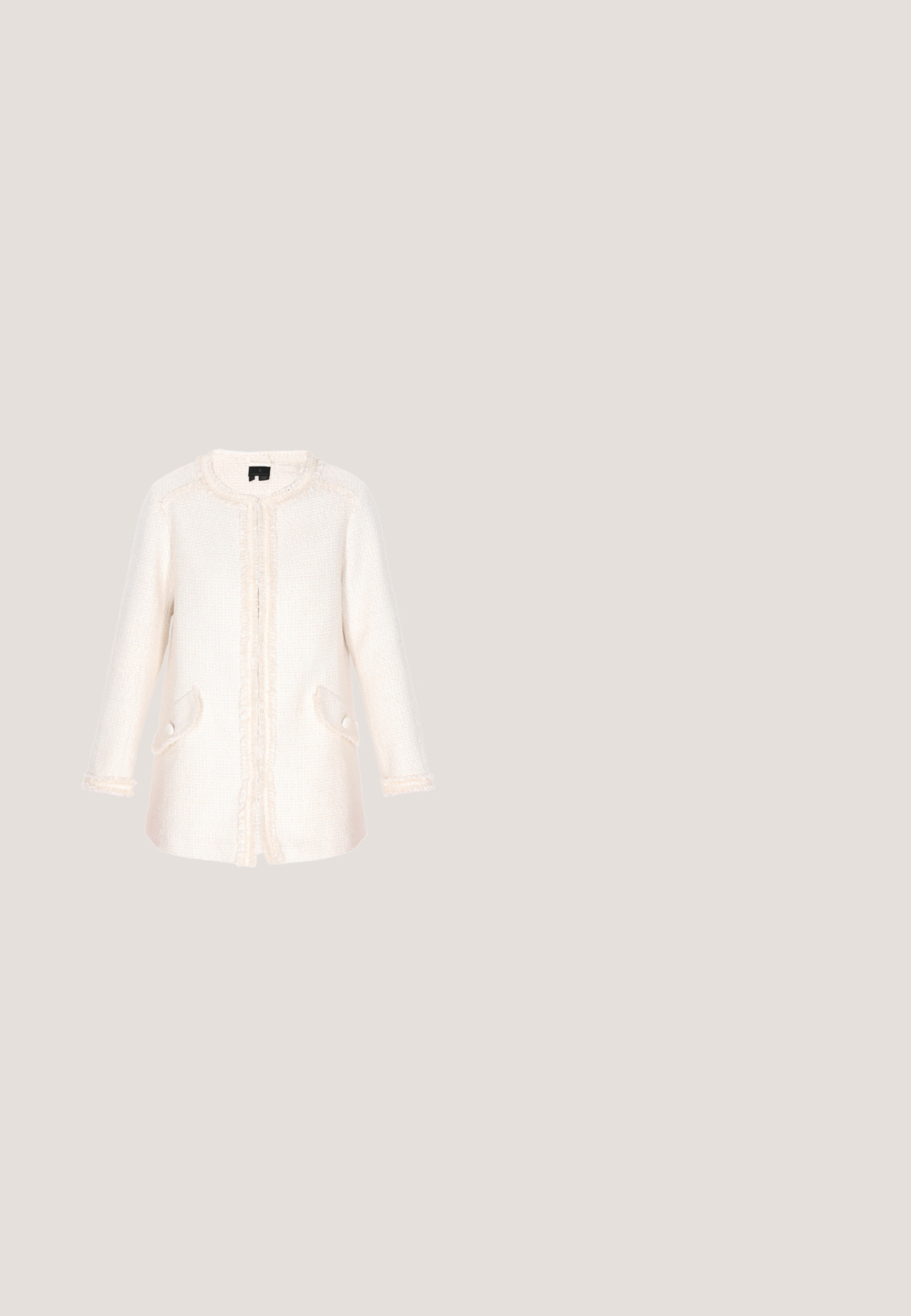 DreiMaster Korte frakker - offwhite; Beige strikket top med korte ærmer, der har en dekorativ lomme, teksturerede mønstre og en blondeoverlægning ved kanten.; Beige slingback-pumpe i mesh med brune læderdetaljer, spids tå, justerbar spænde og 4 cm blokhæl. Klar teksturdetalje i materialet.; Oversize firkantede solbriller med skildpaddebesætning, gradient brune linser og tynde gyldne arme, placeret på en hvid overflade.; Beige stofhåndtaske med brun læderkant, flettede håndtag og en kvast som tilbehør, der hænger fra et af håndtagene.; Perlekæde med hvide facetterede ædelstene, guldfarvet hardware, charms detaljer herunder en cirkulær pendants og stjernedesign.
