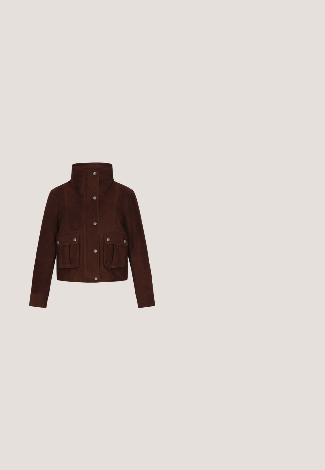 DreiMaster Veste en cuir - chocolate; Pull en tricot à rayures roses et marron avec un col crème, comportant trois boutons au niveau du cou et des poignets et un ourlet côtelés.; Jean marron foncé à jambes larges et taille haute, avec bouton et fermeture éclair devant, cinq poches et une petite étiquette logo en cuir marron sur la ceinture.; Mocassin en cuir brun foncé avec une semelle noire épaisse et une bride découpée sur le dessus, vu de côté sur fond blanc.; Sac à main en cuir marron à finition brillante, corps de forme ovale, avec un accent de logo doré. Comprend une seule bandoulière.; Bracelet circulaire en ton or avec des détails du logo "C" entrelacés espacés uniformément sur sa surface, sur fond blanc.