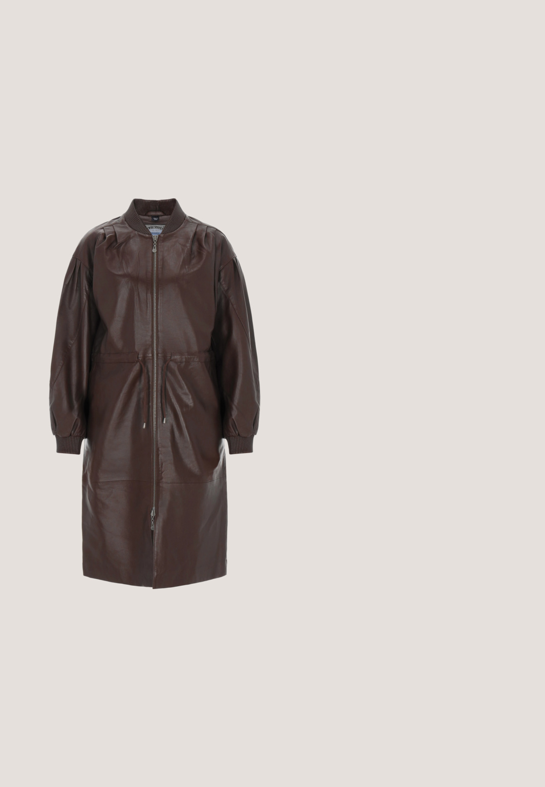 DreiMaster Klassisk frakke - coffee brown; Rød hætte trøje med snor i hætten, ribbede mansjetter og kant. Lavet af et blødt stof med en glat tekstur og minimal udsmykning.; Ed Hardy DEATH BEFORE DISHONOR XTRA  - Flared jeans - black; Sorte atletiske sko med en glat syntetisk overdel, teksturerede detaljer, snørebåndsdesign og synlig fjederaffjedring ved hælen.; Sort læderhåndtaske med præget blomsterrelief, knyttet håndtag og sølv lynlåsdetalje på siden.; Guld hjerteformede øreringe med en glat, skinnende overflade og et åbent centralt design. Kanten er let buet for ekstra detaljer.