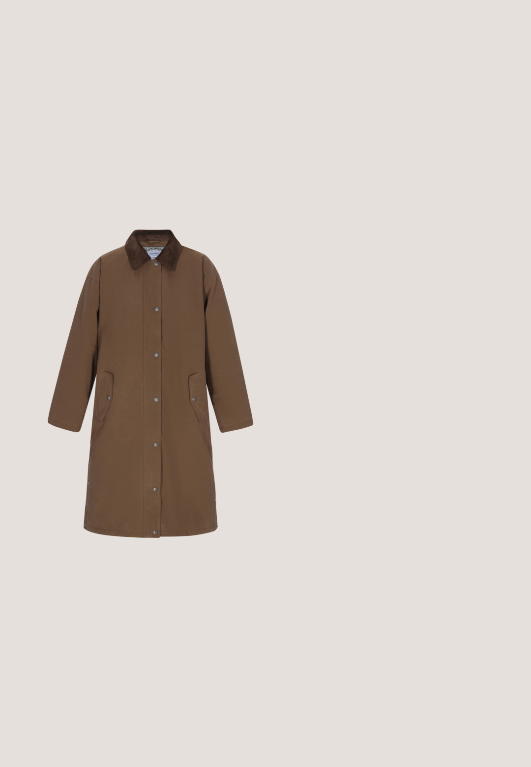 Manteau long marron avec un col en velours côtelé marron foncé, des boutons-pression et deux poches latérales ; tissu élégant et durable au toucher lisse.; Cardigan court marron avec manches longues et neuf boutons blancs sur le devant, doté d'un col rond ainsi que de poignets et d'un ourlet côtelés.; Chemise à manches longues à carreaux rouges et blancs, avec un col, dotée d'un petit logo brodé et d'un ourlet arrondi.; Jean large en coton bordeaux profond. Comprend cinq poches, un matériel métallique argenté et une finition texturée avec une taille haute.; Mocassin en daim marron foncé avec détail à pompon, semelle cousue et petit talon, vu de côté extérieur sur fond blanc.; Sac fourre-tout en cuir marron avec deux anses, une bandoulière détachable, une fermeture à boucle dorée et un design triangulaire structuré.