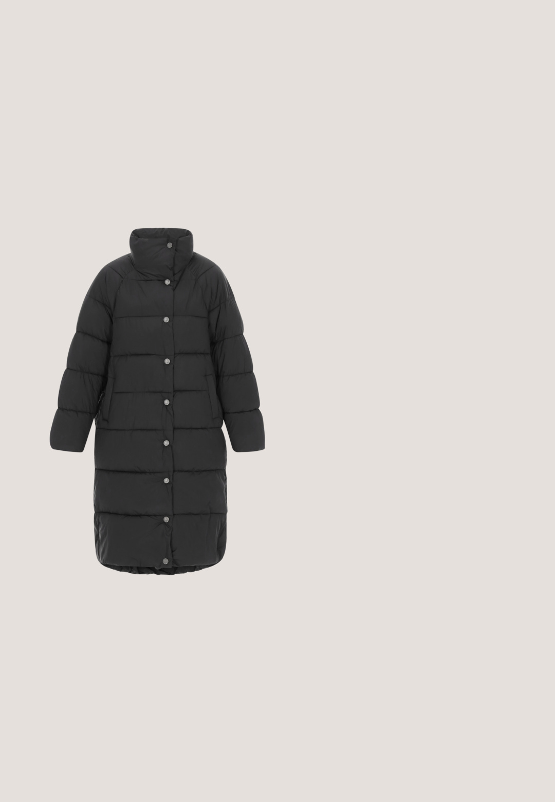 Sort quilted jakke med høj krave, knaplukning og vandret quiltet design. Fremstillet af blødt, isoleret materiale.; Sort ribbet strikket turtleneck sweater med lange ærmer og tætsiddende manchetter, vist på en hvid baggrund.; Sort langærmet turtleneck-top med en tætsiddende hals og lige kant.; Sorte bukser lavet af vævet stof med et lige snit, flad front og manchetter ved anklerne for et strømlinet look.; Sorte ruskindsankelstøvler med blødt indre for, har en rund tå, lavprofil design og en struktureret gummisål. Rund logo detalje.; Sort quiltet mulepose med polstret håndtag og diskret bølgesyning, med en lille "GOT BAG"-logo nær bunden i midten.
