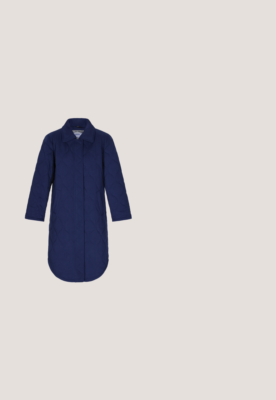 Abrigo acolchado en azul marino con cuello puntiagudo, mangas largas y corte recto. Cuenta con dos bolsillos laterales y una tela texturizada con un patrón de diamantes.; Jersey azul marino con cuello de cremallera parcial, mangas largas, puños acanalados y detalles de rayas blancas contrastantes en el escote y el dobladillo.; Camiseta de manga larga azul marino hecha de algodón acanalado, con cuello redondo y corte regular. La etiqueta dice "CECI."; Jeans de mezclilla azul oscuro con corte recto, con costuras naranjas, bolsillos frontales y cierre de botón. Tejido duradero con una textura suave.; Botín de ante azul marino hasta el tobillo con parte delantera de cordones, suela negra resistente, tacón bajo y tirador en la parte trasera.; Bolsa de bandolera de nylon azul marino con herrajes plateados, logo en la parte frontal y una correa ajustable negra. Forma rectangular con una textura suave.