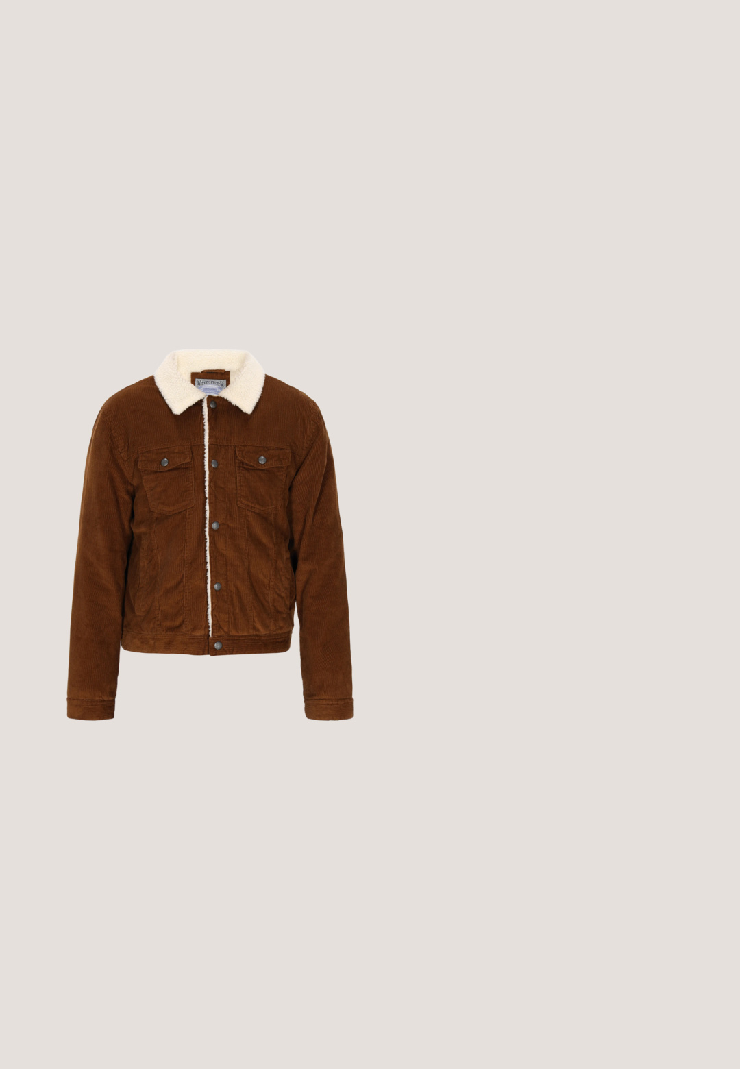 Brun fløjljakke med hvid sherpa-krave, knaplukning foran og klapbrystlommer, præsenteret på en hvid baggrund.; Brun strikket sweater med et tekstureret design, der har kabelmønstre og ribbet halsudskæring og manchetter. Klassisk bådformet halsudskæring.; Langærmet skjorte med knaplukning i lodrette striber i blå, brun, hvid og sort, med en brystlomme foran med knapklap.; Brune fløjl bukser med elastisk talje og snøring, lige ben design og struktureret stof.; Brune læderankelstøvler med en tekstureret overflade, rund tå, brune detaljer, fem metaløjer og en gummisål med godt greb.; Brun Guess crossbody taske med gentaget logo mønster, front lynlåslomme, justerbar rem og trekantet brandemblem.